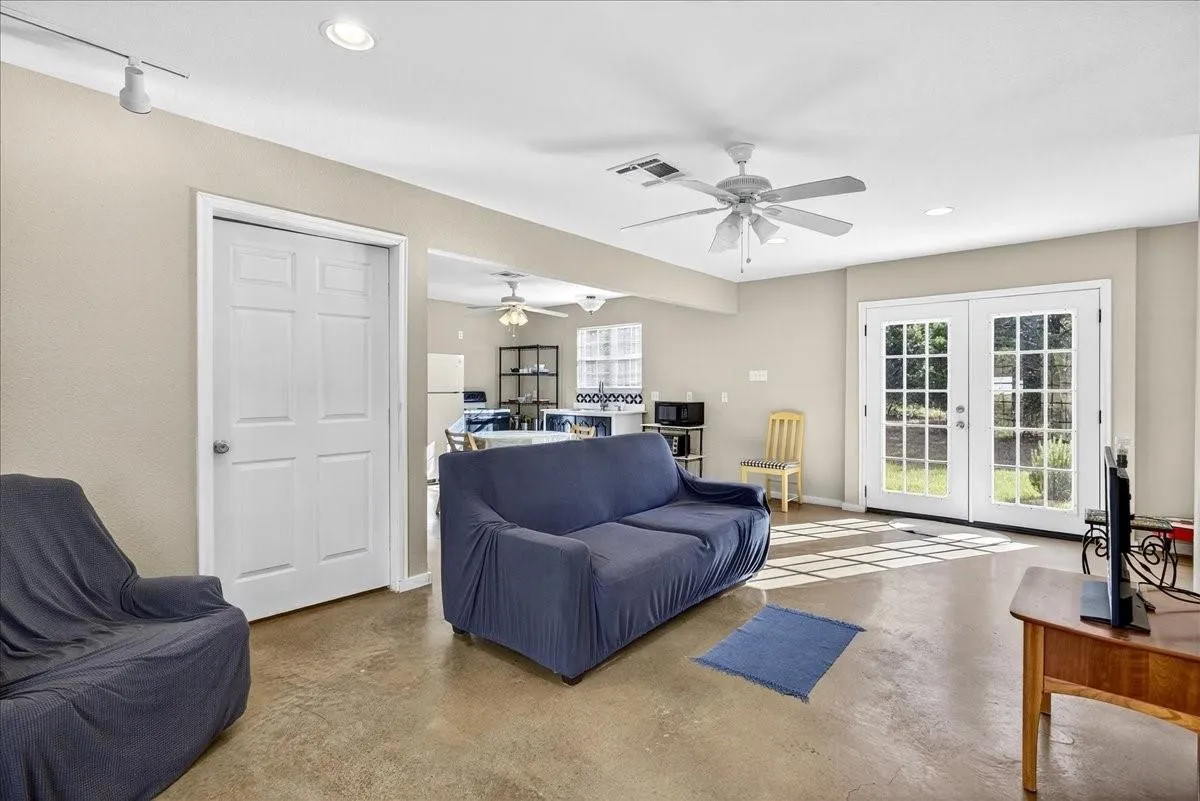 Single Family Residence For Sale in Van Zandt County , 1603 VZ CR 2908, Eustace, Texas 75124, 2 Bedroom, 1 Bathroom, Garage spaces, 1,280 Sqft, built in 2012, mls#21378416, Real Estate Agent in Eustace, Homes For Sale in Van Zandt county, Homes For Sale in Eustace, Realtor in Eustace Texas, Real Estate Brokerage Independent Realty Texas, Luminita Cordes Realtor