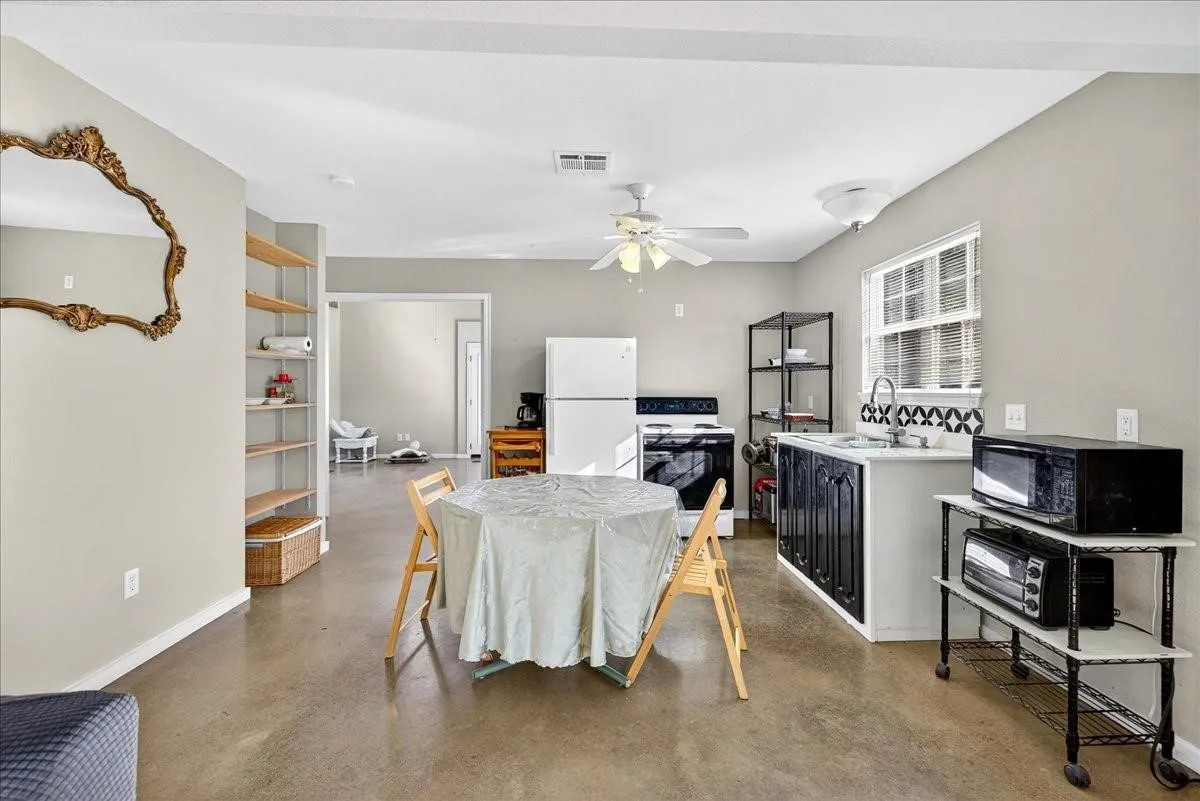Single Family Residence For Sale in Van Zandt County , 1603 VZ CR 2908, Eustace, Texas 75124, 2 Bedroom, 1 Bathroom, Garage spaces, 1,280 Sqft, built in 2012, mls#21378416, Real Estate Agent in Eustace, Homes For Sale in Van Zandt county, Homes For Sale in Eustace, Realtor in Eustace Texas, Real Estate Brokerage Independent Realty Texas, Luminita Cordes Realtor