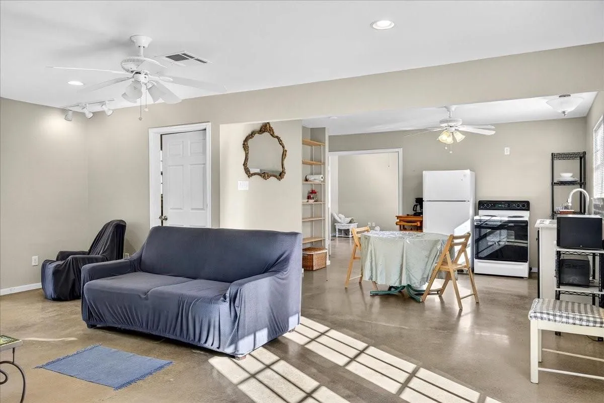 Single Family Residence For Sale in Van Zandt County , 1603 VZ CR 2908, Eustace, Texas 75124, 2 Bedroom, 1 Bathroom, Garage spaces, 1,280 Sqft, built in 2012, mls#21378416, Real Estate Agent in Eustace, Homes For Sale in Van Zandt county, Homes For Sale in Eustace, Realtor in Eustace Texas, Real Estate Brokerage Independent Realty Texas, Luminita Cordes Realtor