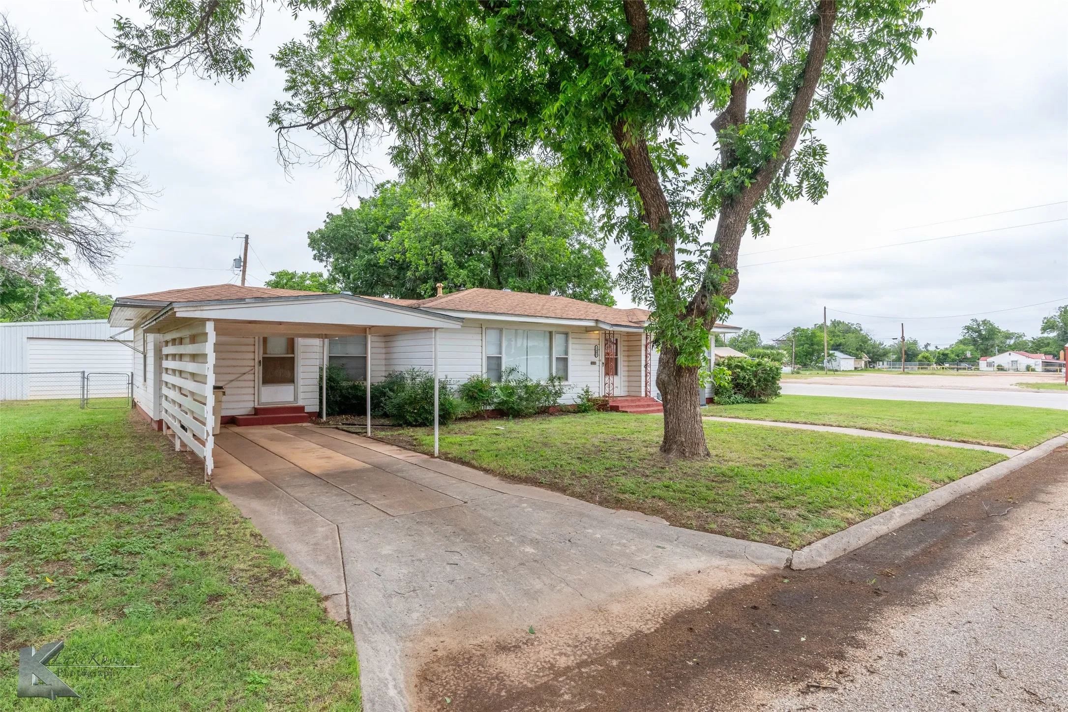 Single Family Residence For Rent in Taylor County , 1402 Herring, Merkel, Texas 79536, 4 Bedroom, 2 Bathroom, 2 Garage spaces, 1,687 Sqft, built in 1951, mls#21378414, Real Estate Agent in Merkel, Homes For Rent in Taylor county, Homes For Rent in Merkel, Realtor in Merkel Texas, Real Estate Brokerage Independent Realty Texas, Luminita Cordes Realtor