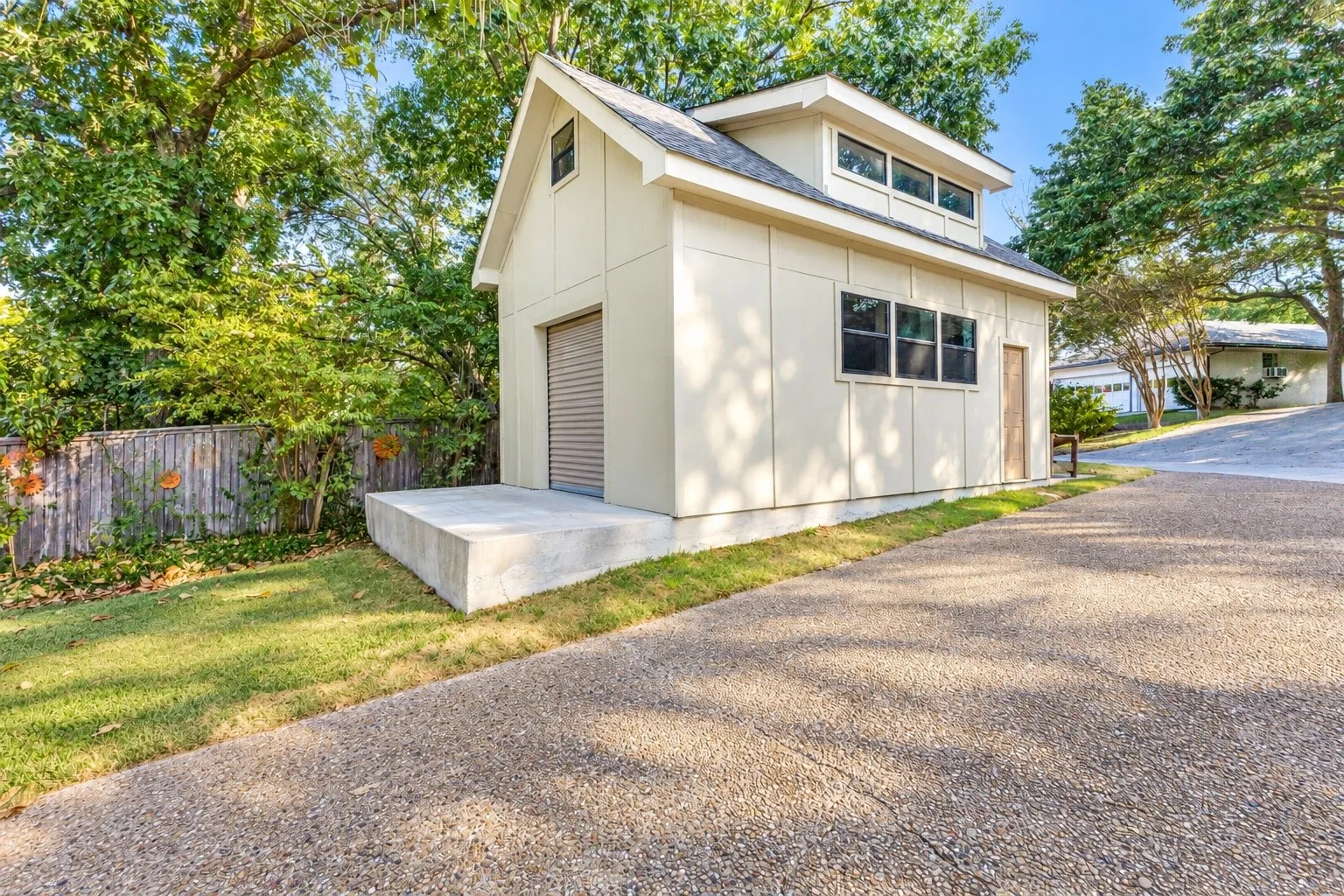 Single Family Residence For Sale in Rockwall County , 204 Lakehill Drive, Rockwall, Texas 75087, 3 Bedroom, 3 Bathroom, 2 Garage spaces, 1,994 Sqft, built in 1990, mls#21377141, Real Estate Agent in Rockwall, Homes For Sale in Rockwall county, Homes For Sale in Rockwall, Realtor in Rockwall Texas, Real Estate Brokerage Independent Realty Texas, Luminita Cordes Realtor