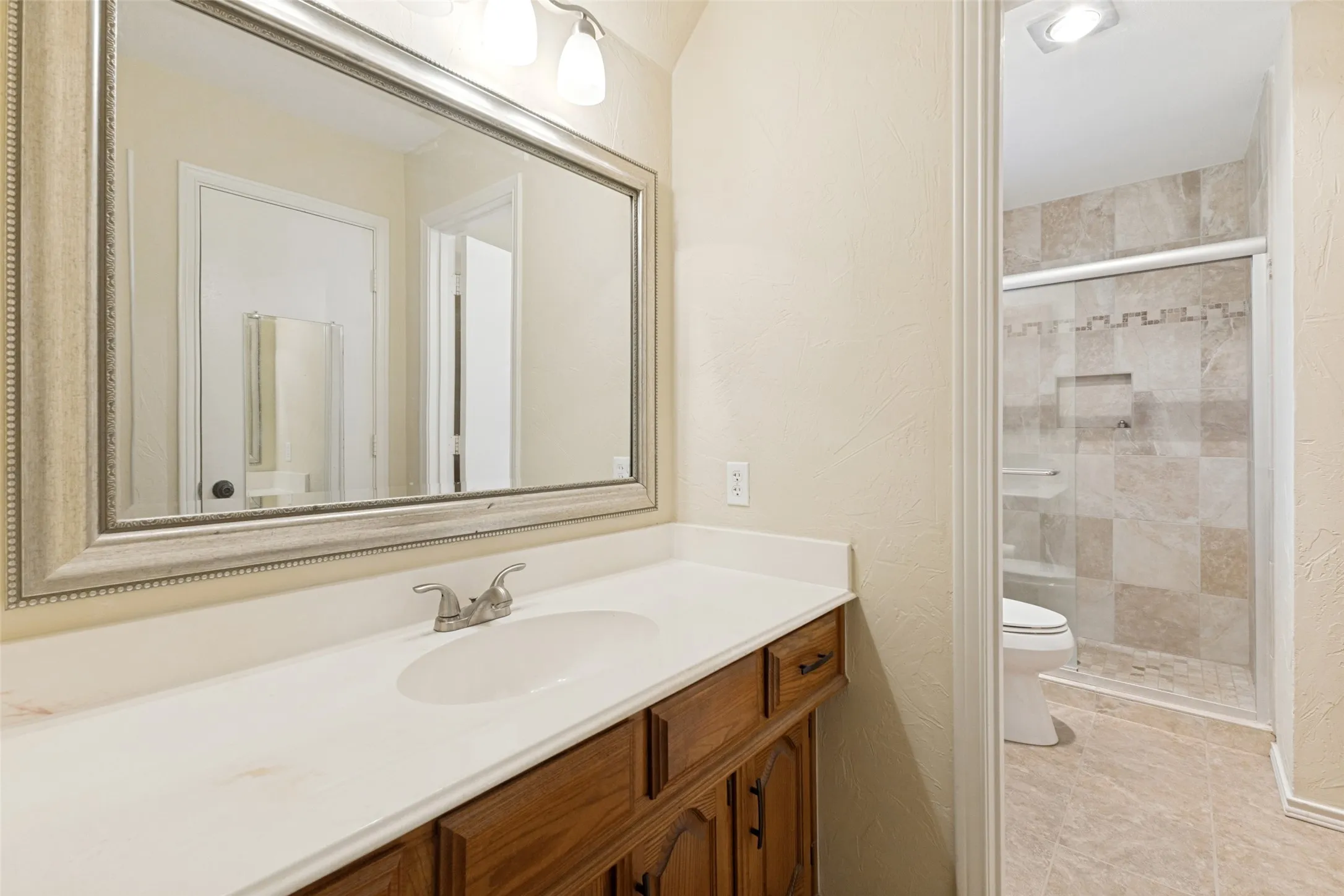 Single Family Residence For Sale in Rockwall County , 204 Lakehill Drive, Rockwall, Texas 75087, 3 Bedroom, 3 Bathroom, 2 Garage spaces, 1,994 Sqft, built in 1990, mls#21377141, Real Estate Agent in Rockwall, Homes For Sale in Rockwall county, Homes For Sale in Rockwall, Realtor in Rockwall Texas, Real Estate Brokerage Independent Realty Texas, Luminita Cordes Realtor
