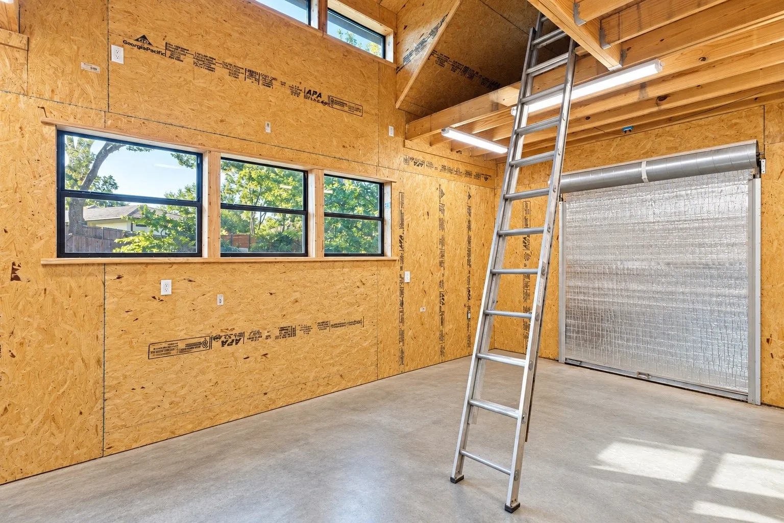 320 sqft of workspace!