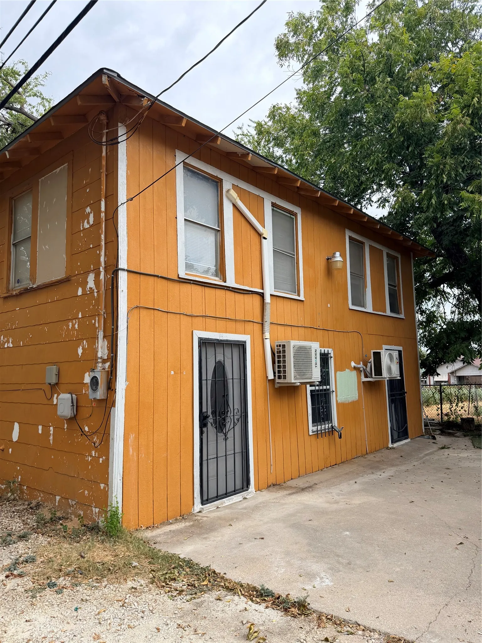 Single Family Residence For Rent in Tarrant County , 2205 Roosevelt Avenue, Fort Worth, Texas 76164, 3 Bedroom, 2 Bathroom, Garage spaces, 600 Sqft, built in 1939, mls#21378366, Real Estate Agent in Fort Worth, Homes For Rent in Tarrant county, Homes For Rent in Fort Worth, Realtor in Fort Worth Texas, Real Estate Brokerage Independent Realty Texas, Luminita Cordes Realtor