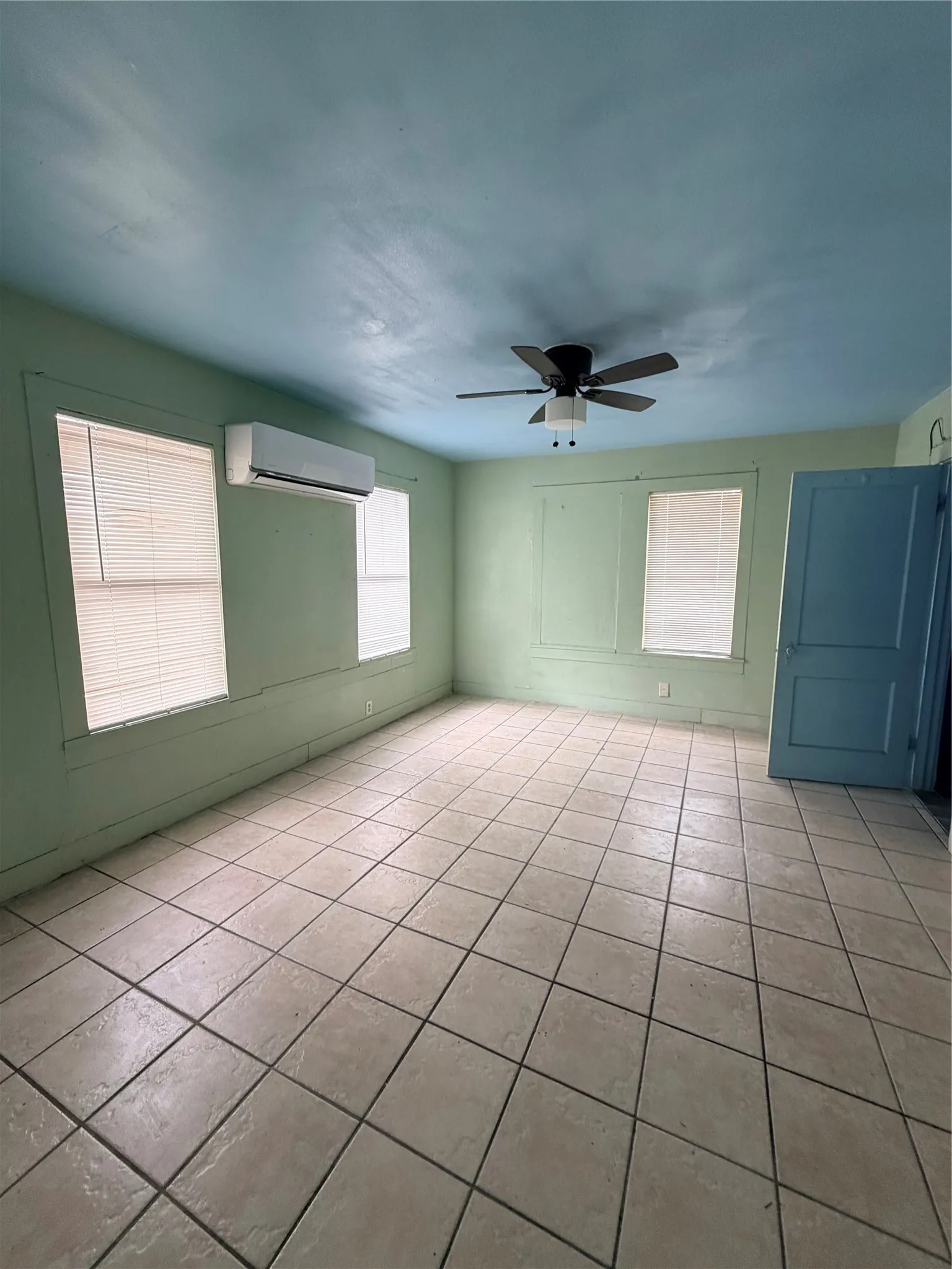 Single Family Residence For Rent in Tarrant County , 2205 Roosevelt Avenue, Fort Worth, Texas 76164, 3 Bedroom, 2 Bathroom, Garage spaces, 600 Sqft, built in 1939, mls#21378366, Real Estate Agent in Fort Worth, Homes For Rent in Tarrant county, Homes For Rent in Fort Worth, Realtor in Fort Worth Texas, Real Estate Brokerage Independent Realty Texas, Luminita Cordes Realtor