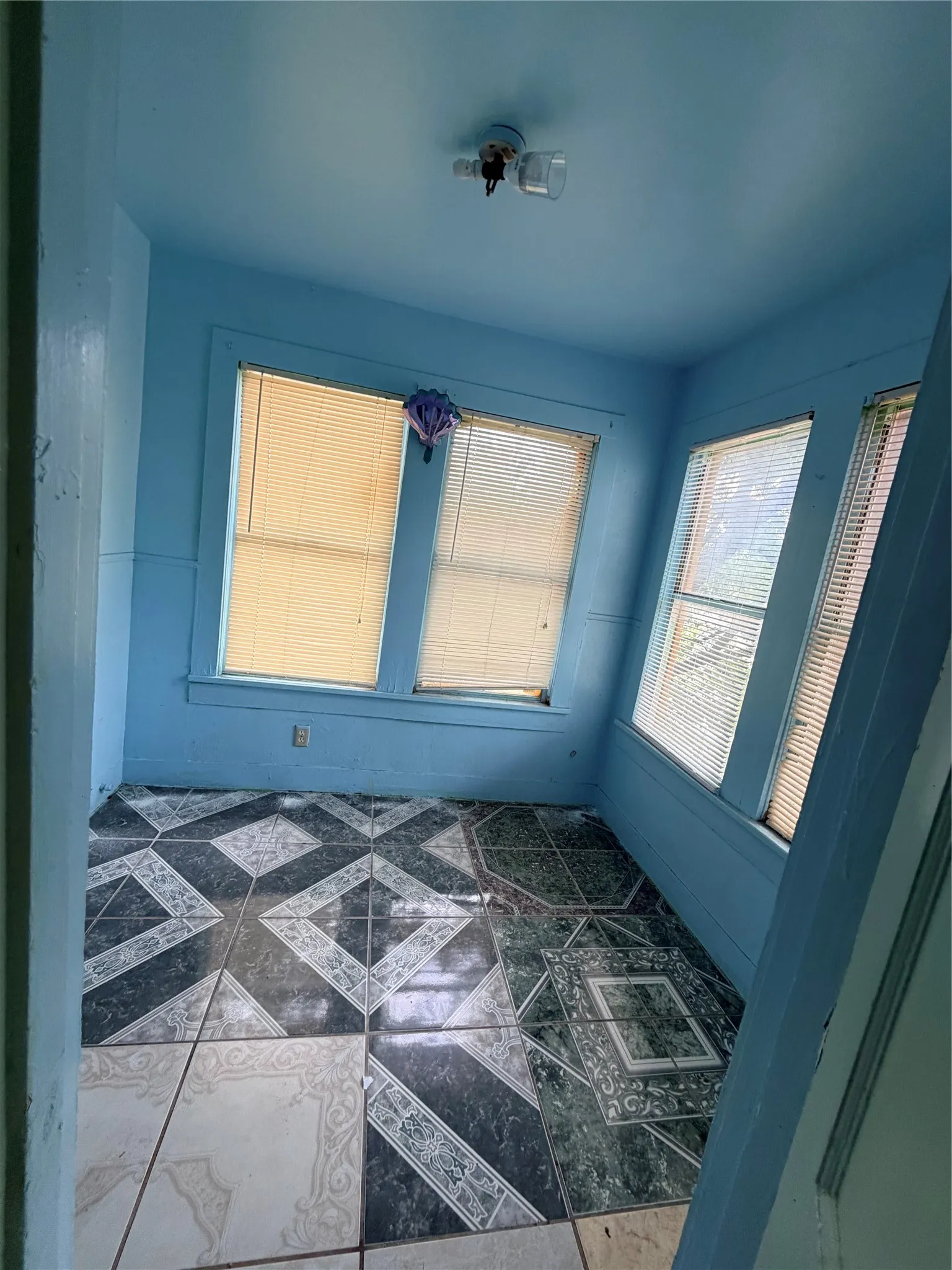 Single Family Residence For Rent in Tarrant County , 2205 Roosevelt Avenue, Fort Worth, Texas 76164, 3 Bedroom, 2 Bathroom, Garage spaces, 600 Sqft, built in 1939, mls#21378366, Real Estate Agent in Fort Worth, Homes For Rent in Tarrant county, Homes For Rent in Fort Worth, Realtor in Fort Worth Texas, Real Estate Brokerage Independent Realty Texas, Luminita Cordes Realtor