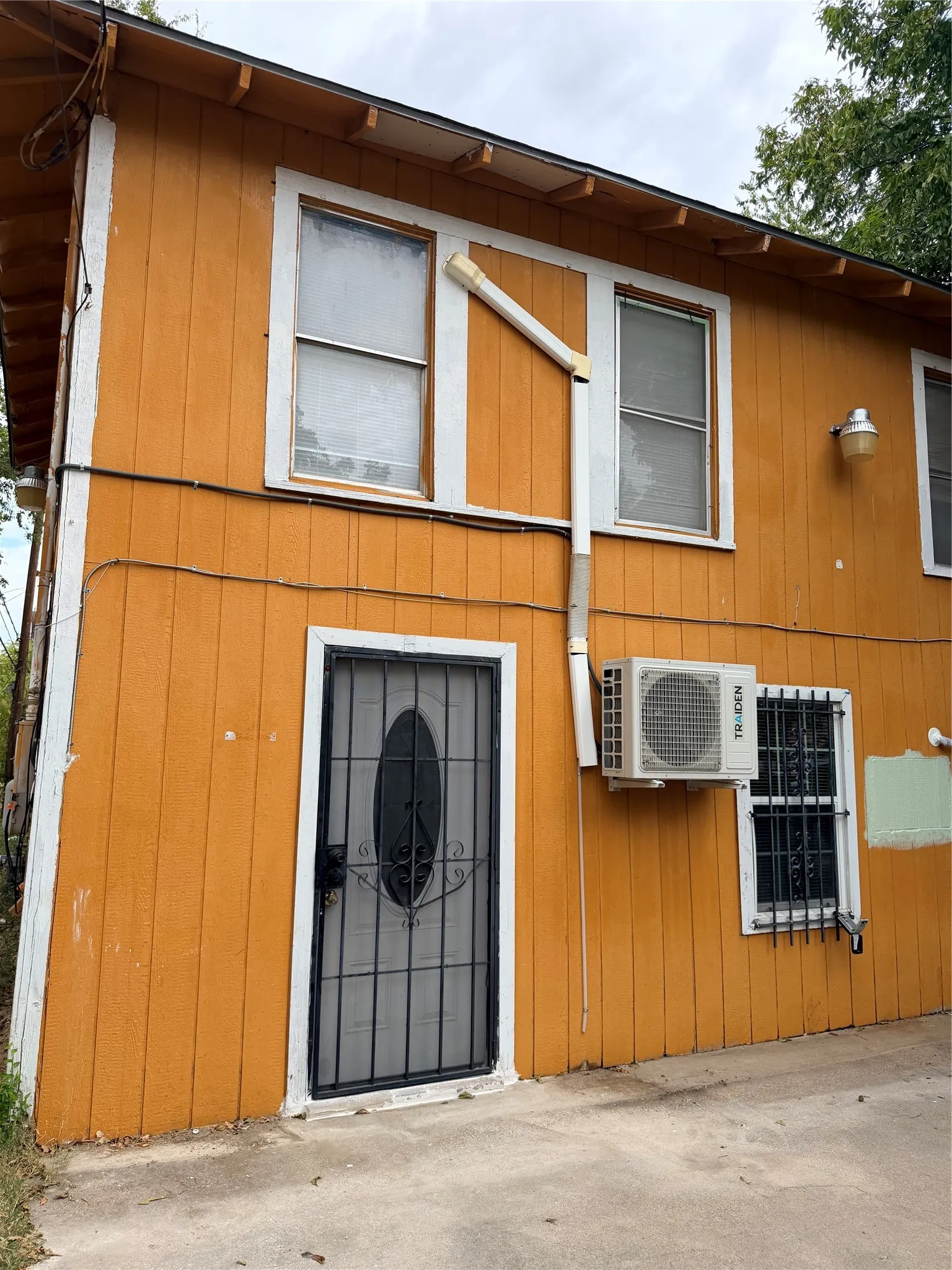 Single Family Residence For Rent in Tarrant County , 2205 Roosevelt Avenue, Fort Worth, Texas 76164, 3 Bedroom, 2 Bathroom, Garage spaces, 600 Sqft, built in 1939, mls#21378366, Real Estate Agent in Fort Worth, Homes For Rent in Tarrant county, Homes For Rent in Fort Worth, Realtor in Fort Worth Texas, Real Estate Brokerage Independent Realty Texas, Luminita Cordes Realtor
