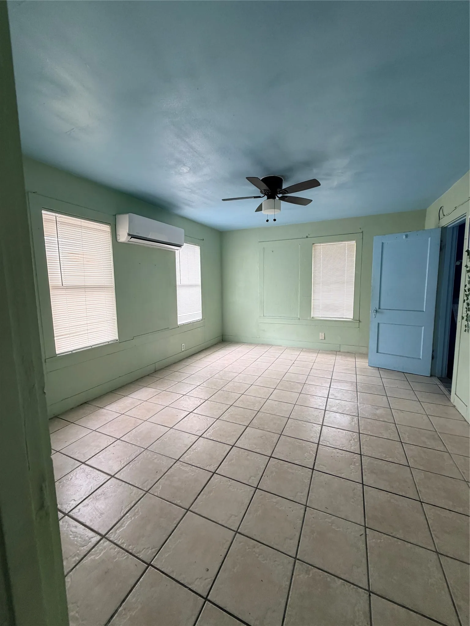 Single Family Residence For Rent in Tarrant County , 2205 Roosevelt Avenue, Fort Worth, Texas 76164, 3 Bedroom, 2 Bathroom, Garage spaces, 600 Sqft, built in 1939, mls#21378366, Real Estate Agent in Fort Worth, Homes For Rent in Tarrant county, Homes For Rent in Fort Worth, Realtor in Fort Worth Texas, Real Estate Brokerage Independent Realty Texas, Luminita Cordes Realtor