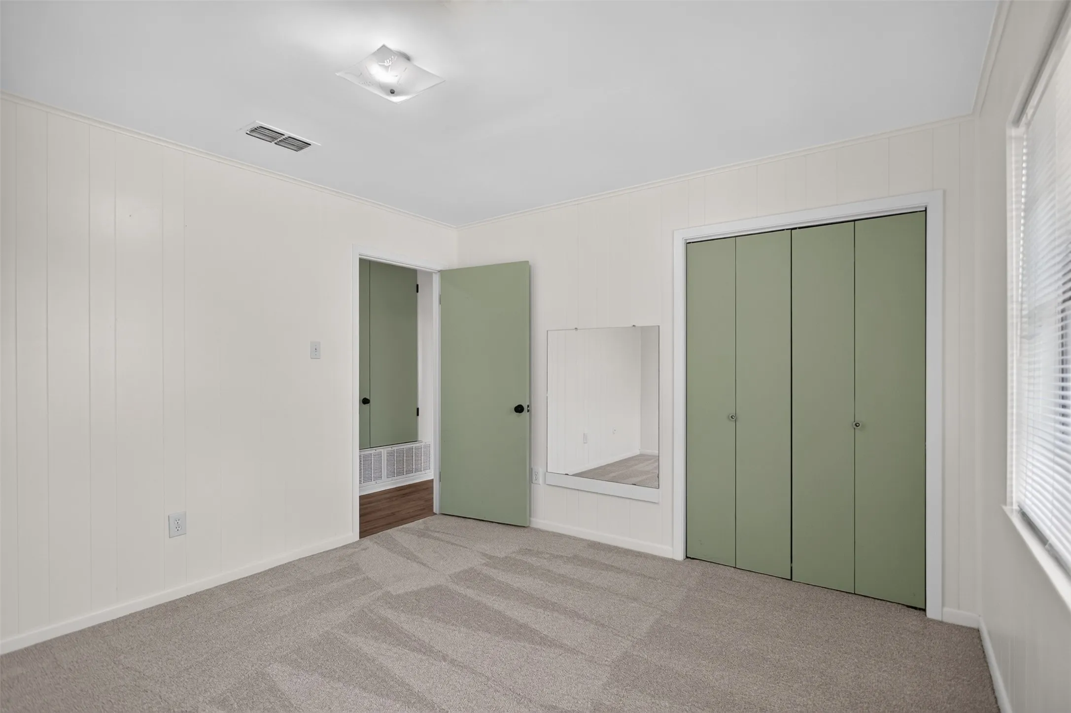Wall-to-wall carpeting with a geometric pattern