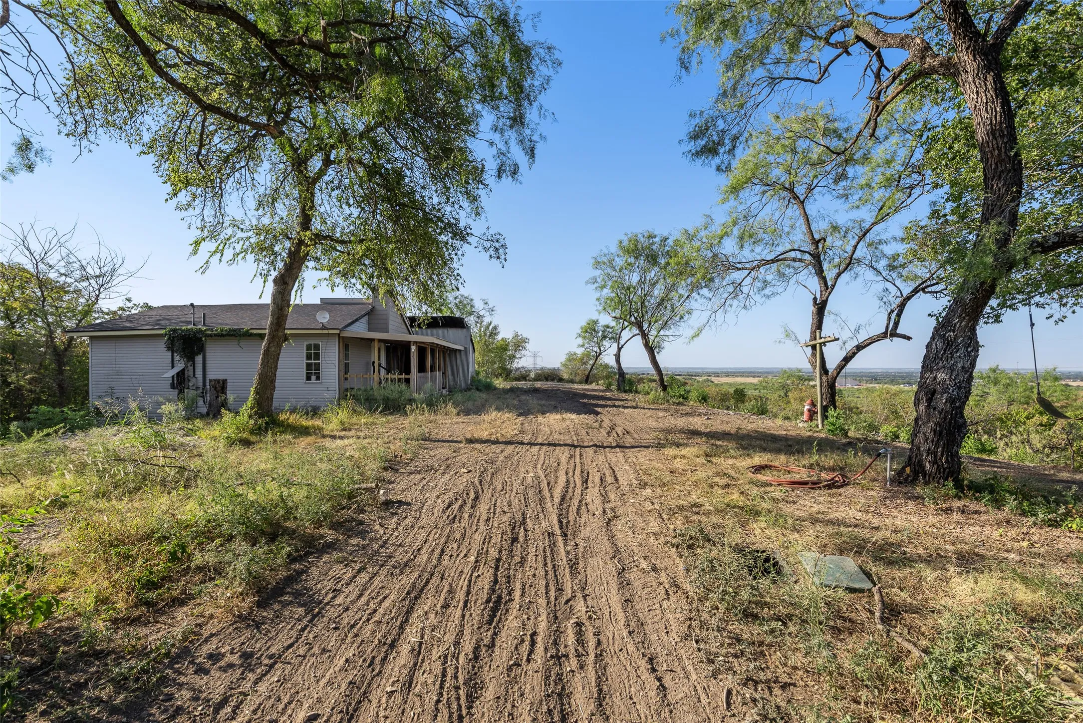 Single Family Residence For Sale in Ellis County , 4079 Olvido Road, Waxahachie, Texas 75167, 1 Bedroom, 1 Bathroom, Garage spaces, 840 Sqft, built in 1955, mls#21378397, Real Estate Agent in Waxahachie, Homes For Sale in Ellis county, Homes For Sale in Waxahachie, Realtor in Waxahachie Texas, Real Estate Brokerage Independent Realty Texas, Luminita Cordes Realtor