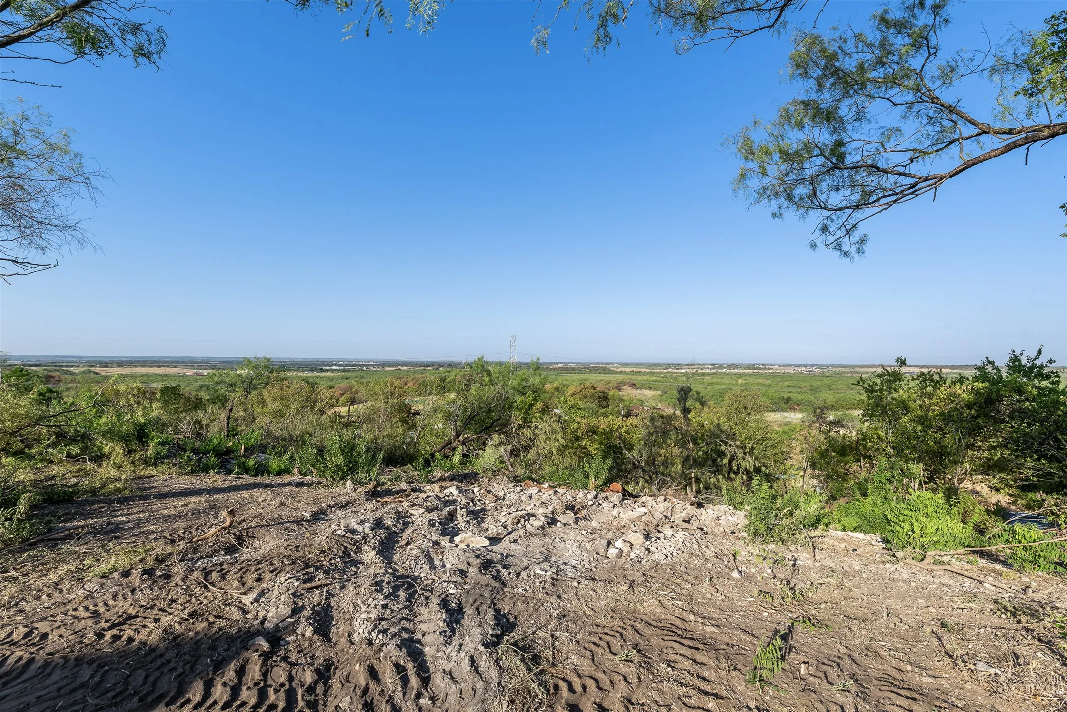 Single Family Residence For Sale in Ellis County , 4079 Olvido Road, Waxahachie, Texas 75167, 1 Bedroom, 1 Bathroom, Garage spaces, 840 Sqft, built in 1955, mls#21378397, Real Estate Agent in Waxahachie, Homes For Sale in Ellis county, Homes For Sale in Waxahachie, Realtor in Waxahachie Texas, Real Estate Brokerage Independent Realty Texas, Luminita Cordes Realtor