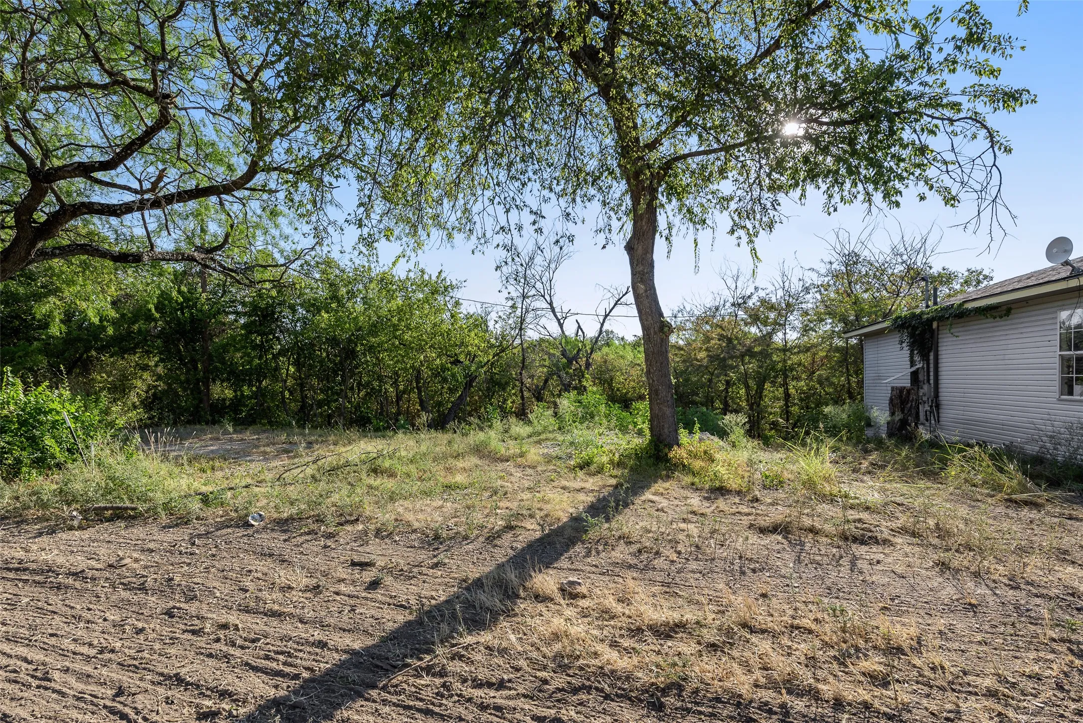 Single Family Residence For Sale in Ellis County , 4079 Olvido Road, Waxahachie, Texas 75167, 1 Bedroom, 1 Bathroom, Garage spaces, 840 Sqft, built in 1955, mls#21378397, Real Estate Agent in Waxahachie, Homes For Sale in Ellis county, Homes For Sale in Waxahachie, Realtor in Waxahachie Texas, Real Estate Brokerage Independent Realty Texas, Luminita Cordes Realtor