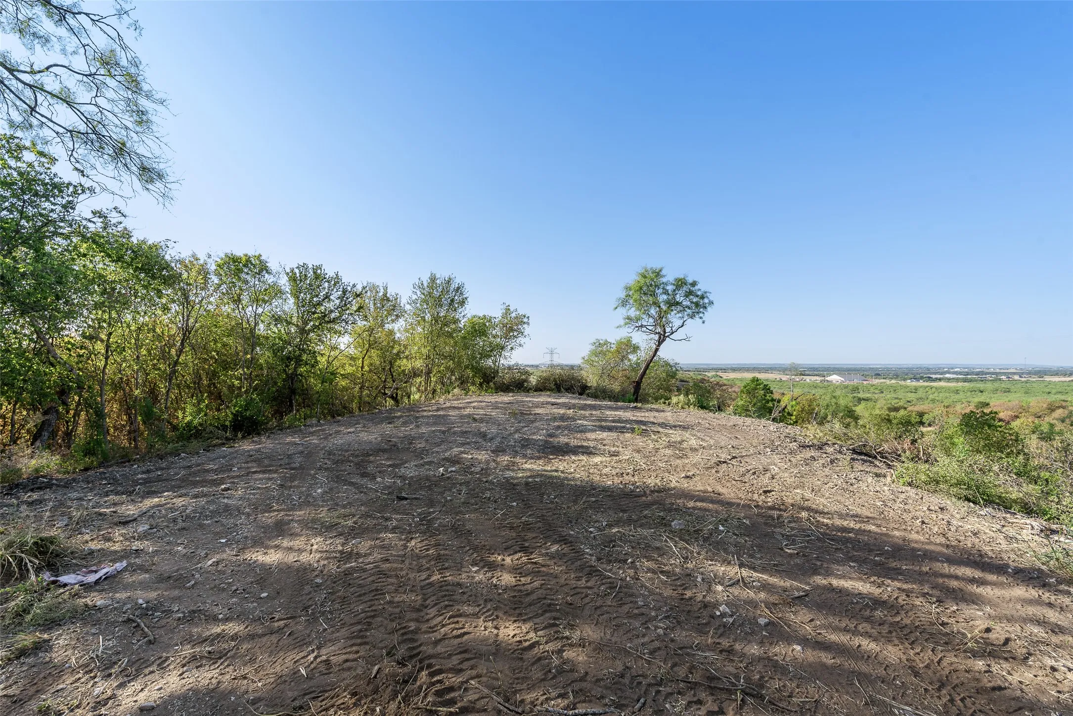 Single Family Residence For Sale in Ellis County , 4079 Olvido Road, Waxahachie, Texas 75167, 1 Bedroom, 1 Bathroom, Garage spaces, 840 Sqft, built in 1955, mls#21378397, Real Estate Agent in Waxahachie, Homes For Sale in Ellis county, Homes For Sale in Waxahachie, Realtor in Waxahachie Texas, Real Estate Brokerage Independent Realty Texas, Luminita Cordes Realtor