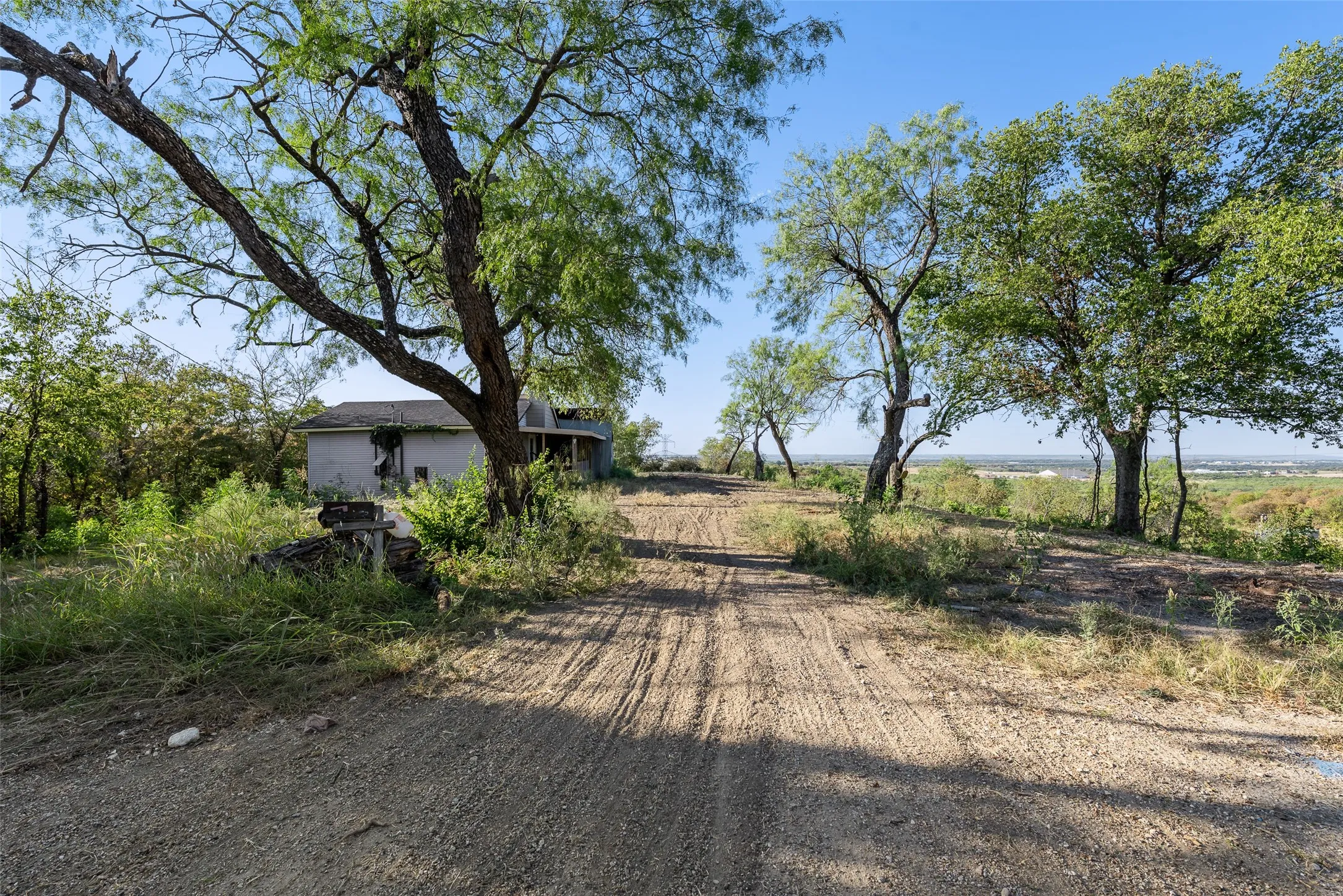 Single Family Residence For Sale in Ellis County , 4079 Olvido Road, Waxahachie, Texas 75167, 1 Bedroom, 1 Bathroom, Garage spaces, 840 Sqft, built in 1955, mls#21378397, Real Estate Agent in Waxahachie, Homes For Sale in Ellis county, Homes For Sale in Waxahachie, Realtor in Waxahachie Texas, Real Estate Brokerage Independent Realty Texas, Luminita Cordes Realtor