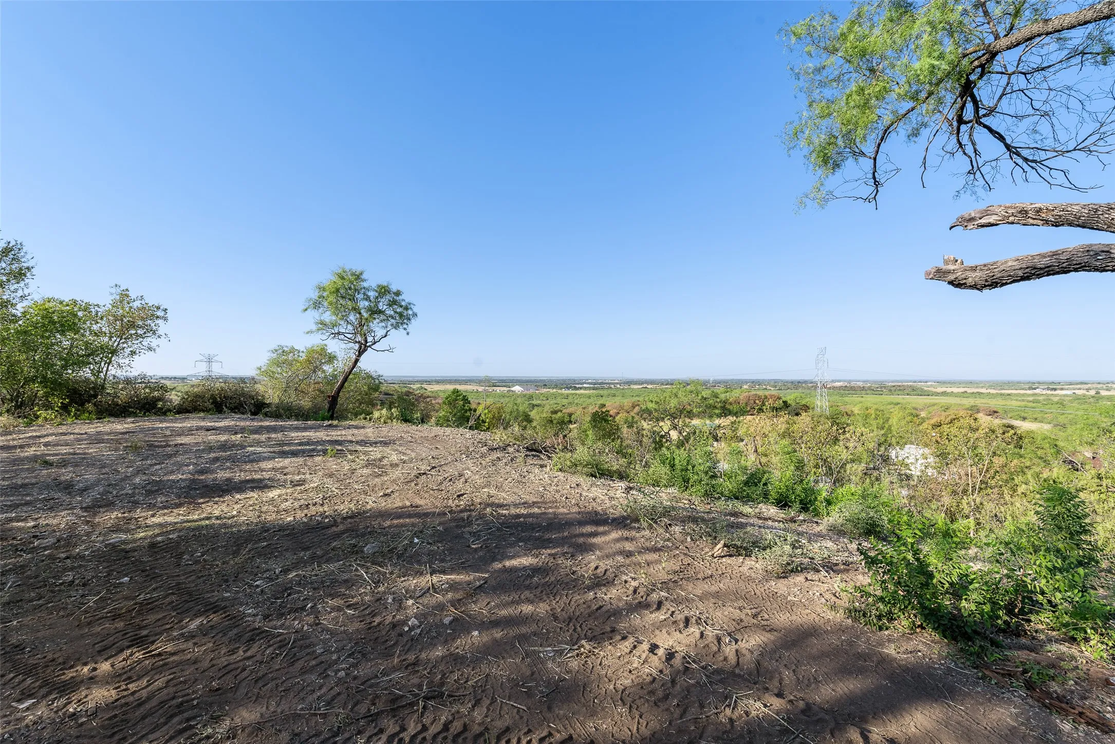 Single Family Residence For Sale in Ellis County , 4079 Olvido Road, Waxahachie, Texas 75167, 1 Bedroom, 1 Bathroom, Garage spaces, 840 Sqft, built in 1955, mls#21378397, Real Estate Agent in Waxahachie, Homes For Sale in Ellis county, Homes For Sale in Waxahachie, Realtor in Waxahachie Texas, Real Estate Brokerage Independent Realty Texas, Luminita Cordes Realtor