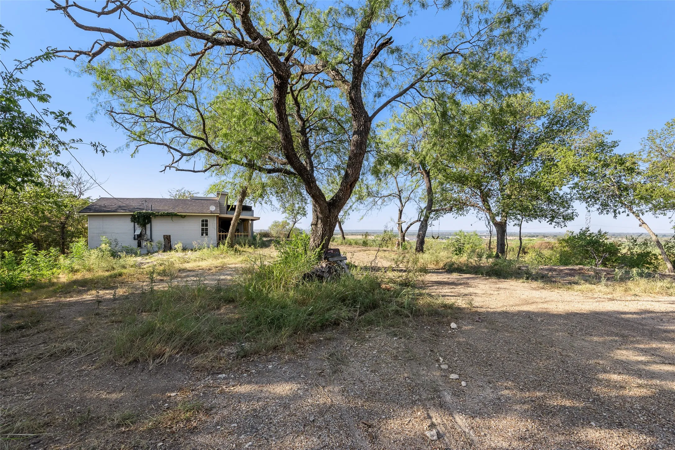Single Family Residence For Sale in Ellis County , 4079 Olvido Road, Waxahachie, Texas 75167, 1 Bedroom, 1 Bathroom, Garage spaces, 840 Sqft, built in 1955, mls#21378397, Real Estate Agent in Waxahachie, Homes For Sale in Ellis county, Homes For Sale in Waxahachie, Realtor in Waxahachie Texas, Real Estate Brokerage Independent Realty Texas, Luminita Cordes Realtor