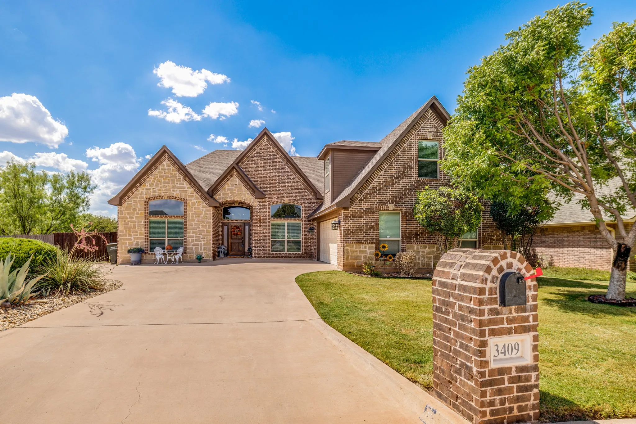 Single Family Residence For Sale in Taylor County , 3409 White Oaks Drive, Abilene, Texas 79606, 5 Bedroom, 3 Bathroom, 2 Garage spaces, 2,506 Sqft, built in 2014, mls#21369081, Real Estate Agent in Abilene, Homes For Sale in Taylor county, Homes For Sale in Abilene, Realtor in Abilene Texas, Real Estate Brokerage Independent Realty Texas, Luminita Cordes Realtor