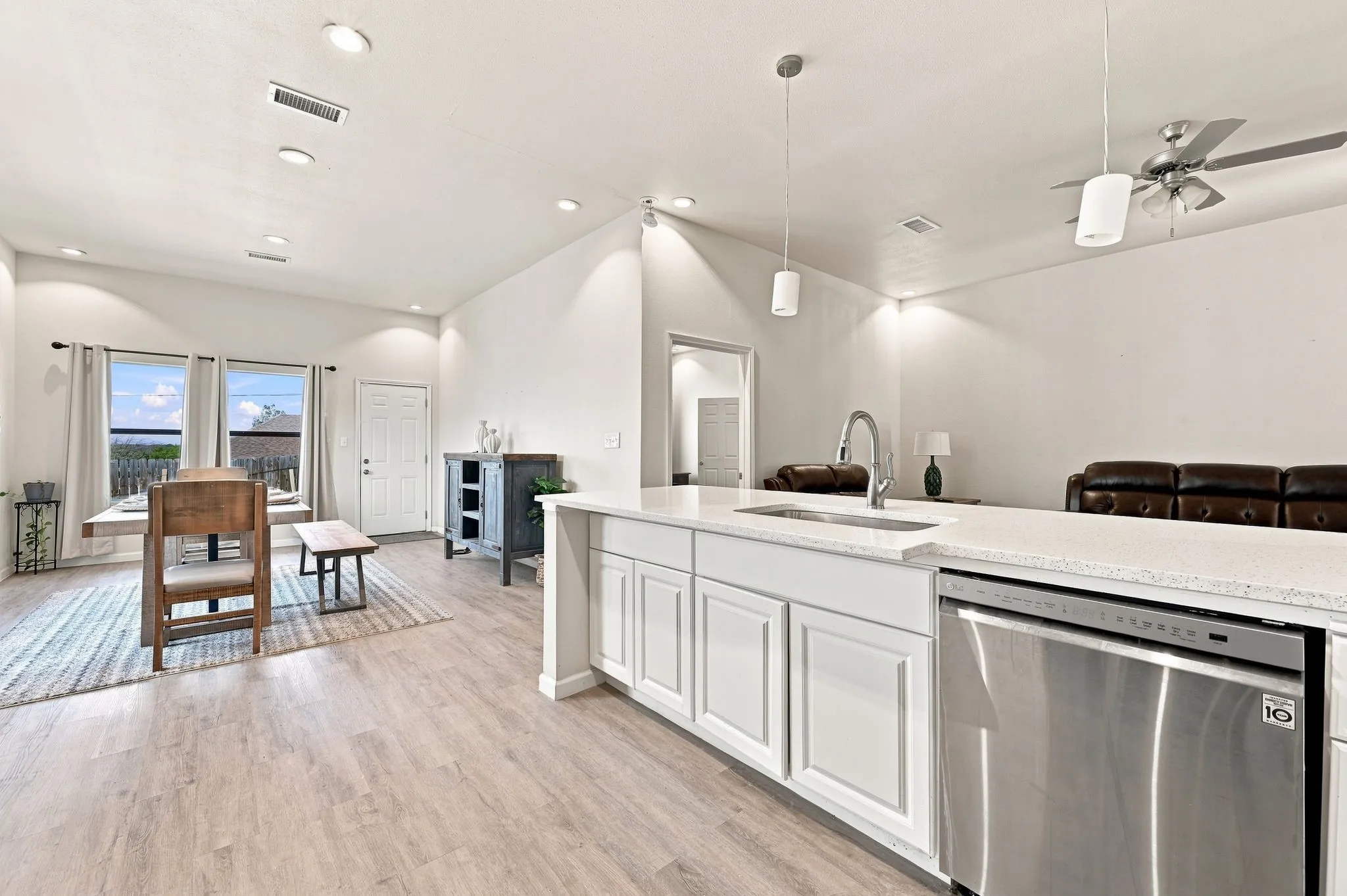 Single Family Residence For Sale in Hood County , 922 Pecos River Drive, Granbury, Texas 76048, 3 Bedroom, 2 Bathroom, 2 Garage spaces, 1,650 Sqft, built in 2022, mls#21370907, Real Estate Agent in Granbury, Homes For Sale in Hood county, Homes For Sale in Granbury, Realtor in Granbury Texas, Real Estate Brokerage Independent Realty Texas, Luminita Cordes Realtor