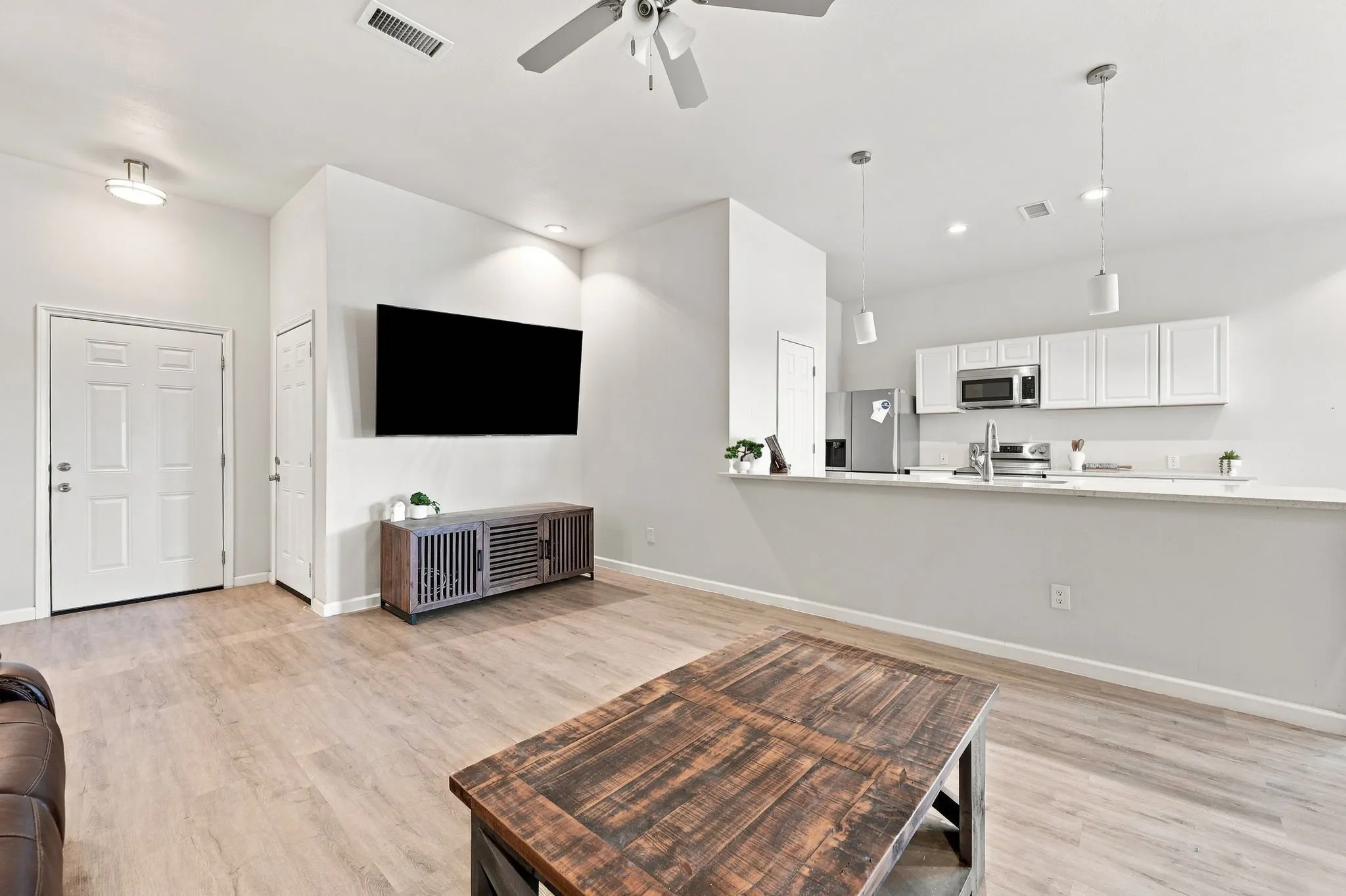 Single Family Residence For Sale in Hood County , 922 Pecos River Drive, Granbury, Texas 76048, 3 Bedroom, 2 Bathroom, 2 Garage spaces, 1,650 Sqft, built in 2022, mls#21370907, Real Estate Agent in Granbury, Homes For Sale in Hood county, Homes For Sale in Granbury, Realtor in Granbury Texas, Real Estate Brokerage Independent Realty Texas, Luminita Cordes Realtor