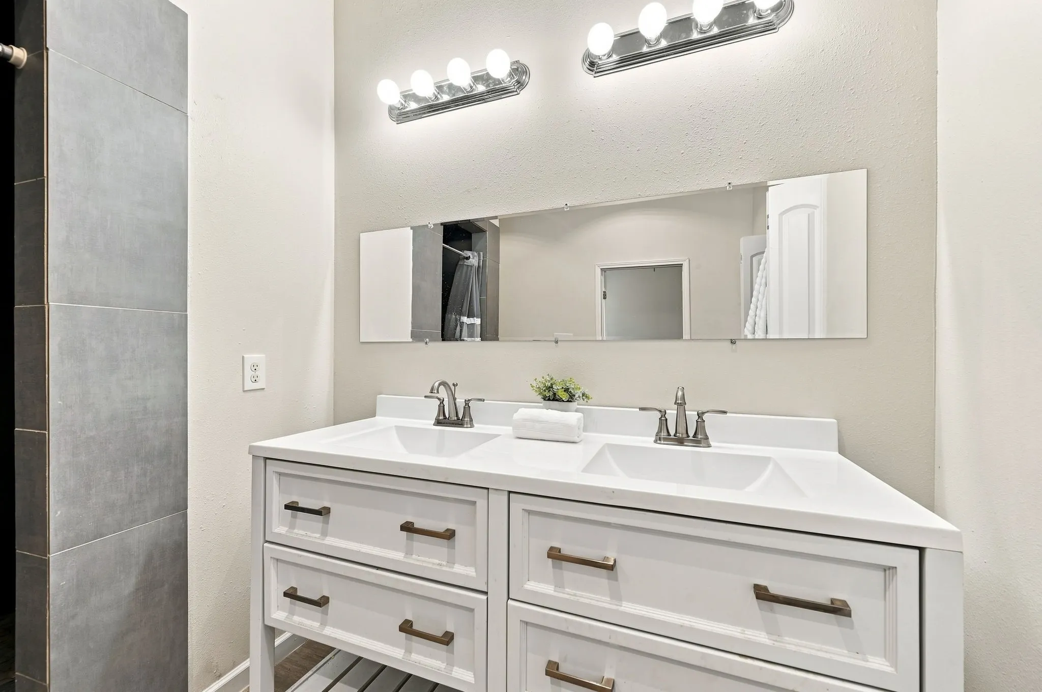 Single Family Residence For Sale in Hood County , 922 Pecos River Drive, Granbury, Texas 76048, 3 Bedroom, 2 Bathroom, 2 Garage spaces, 1,650 Sqft, built in 2022, mls#21370907, Real Estate Agent in Granbury, Homes For Sale in Hood county, Homes For Sale in Granbury, Realtor in Granbury Texas, Real Estate Brokerage Independent Realty Texas, Luminita Cordes Realtor