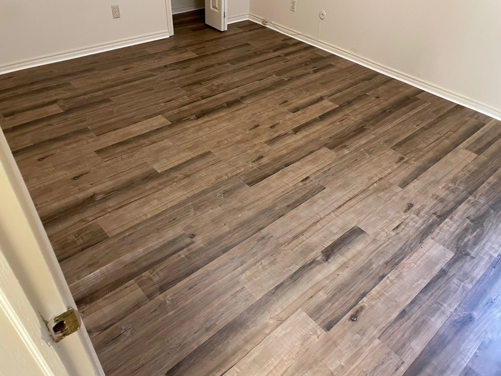 Wood-finish flooring with varying plank widths