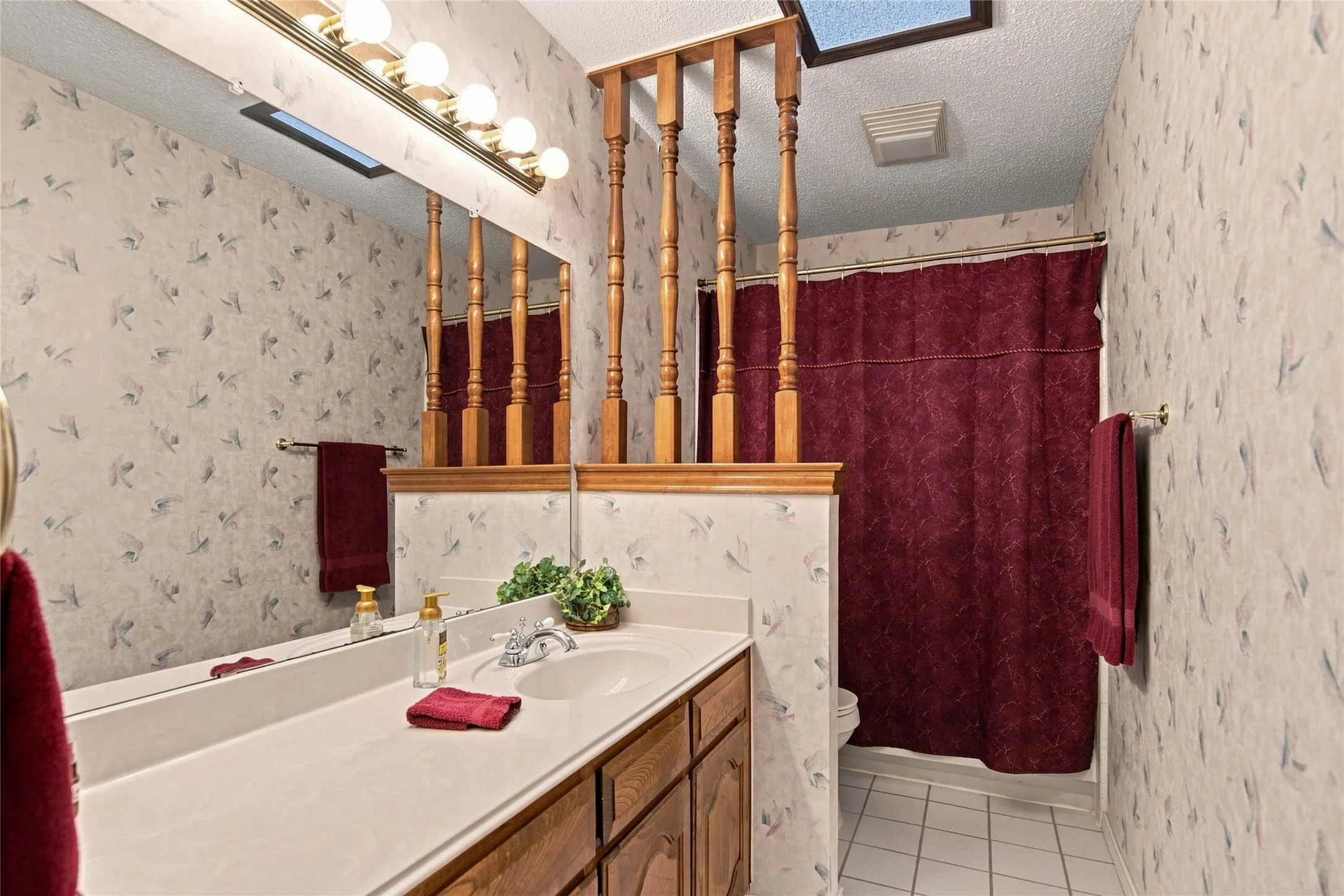 2 full bathroom with lots of room.