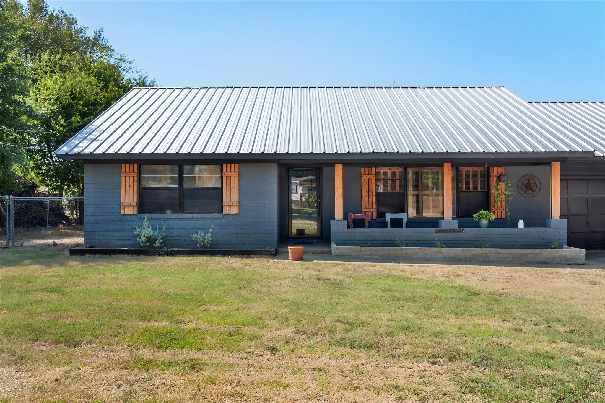Single Family Residence For Sale in Freestone County , 427 E Bradley Street, Fairfield, Texas 75840, 2 Bedroom, 2 Bathroom, 2 Garage spaces, 1,476 Sqft, built in 1960, mls#21371525, Real Estate Agent in Fairfield, Homes For Sale in Freestone county, Homes For Sale in Fairfield, Realtor in Fairfield Texas, Real Estate Brokerage Independent Realty Texas, Luminita Cordes Realtor