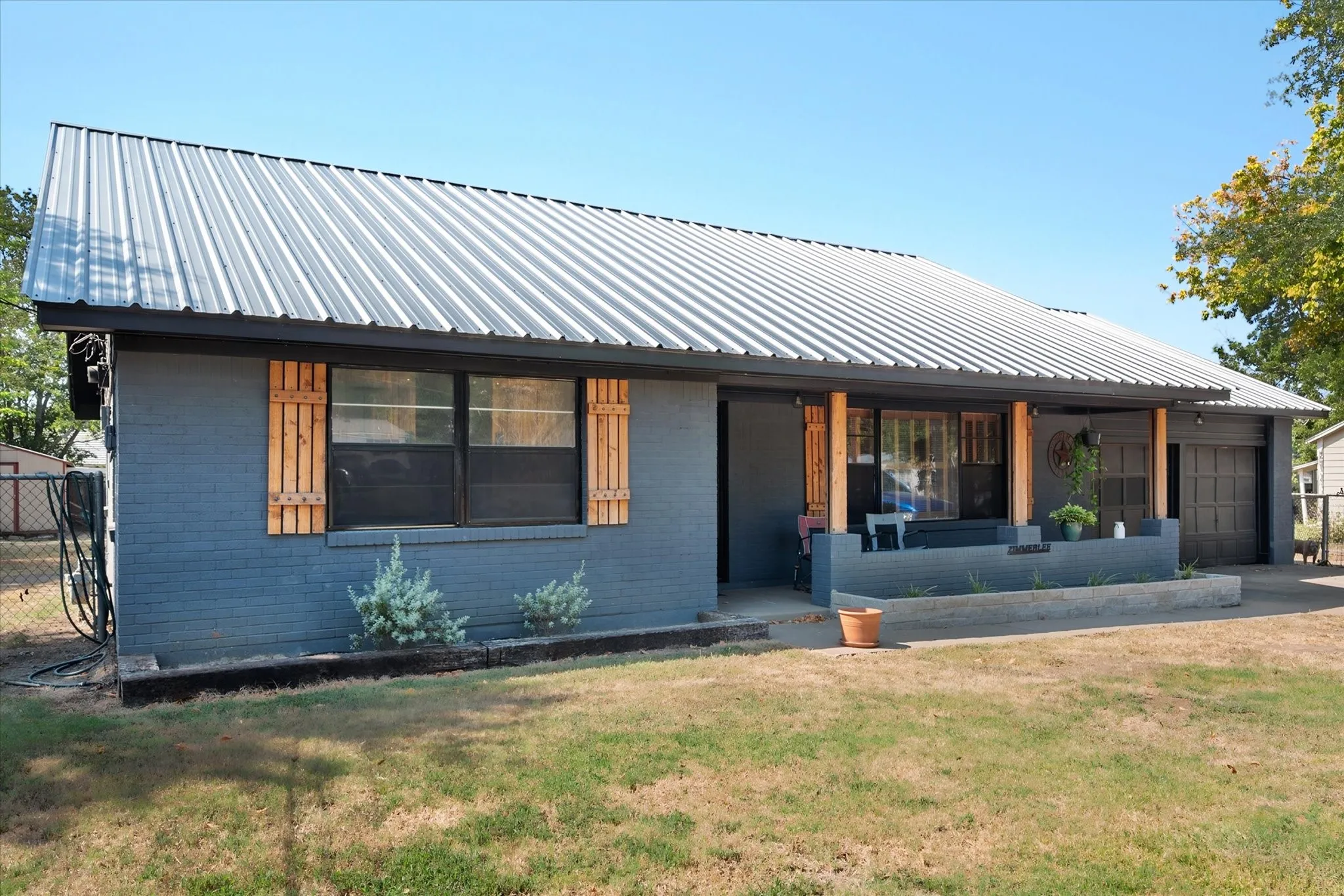 Single Family Residence For Sale in Freestone County , 427 E Bradley Street, Fairfield, Texas 75840, 2 Bedroom, 2 Bathroom, 2 Garage spaces, 1,476 Sqft, built in 1960, mls#21371525, Real Estate Agent in Fairfield, Homes For Sale in Freestone county, Homes For Sale in Fairfield, Realtor in Fairfield Texas, Real Estate Brokerage Independent Realty Texas, Luminita Cordes Realtor
