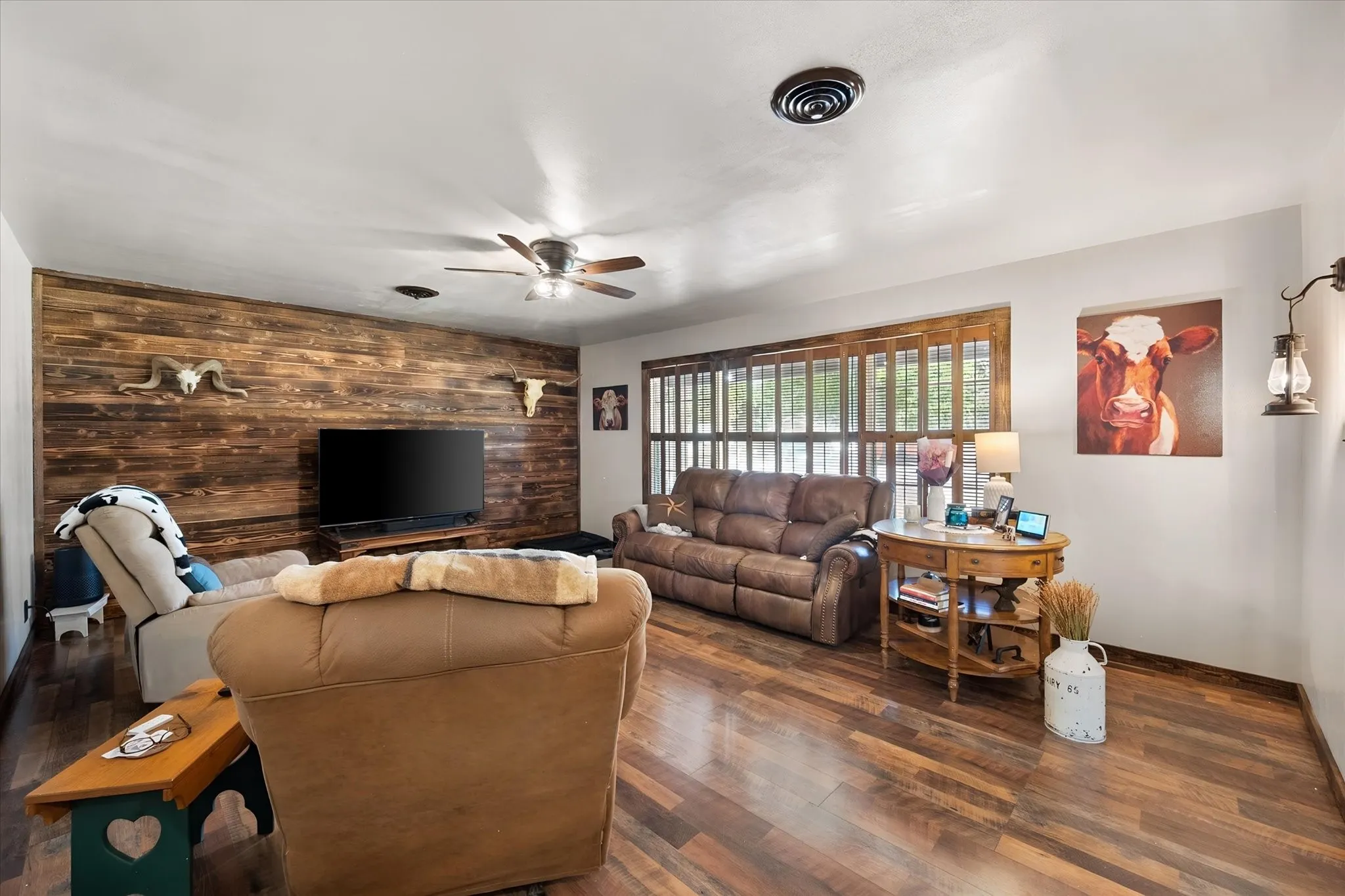 Single Family Residence For Sale in Freestone County , 427 E Bradley Street, Fairfield, Texas 75840, 2 Bedroom, 2 Bathroom, 2 Garage spaces, 1,476 Sqft, built in 1960, mls#21371525, Real Estate Agent in Fairfield, Homes For Sale in Freestone county, Homes For Sale in Fairfield, Realtor in Fairfield Texas, Real Estate Brokerage Independent Realty Texas, Luminita Cordes Realtor