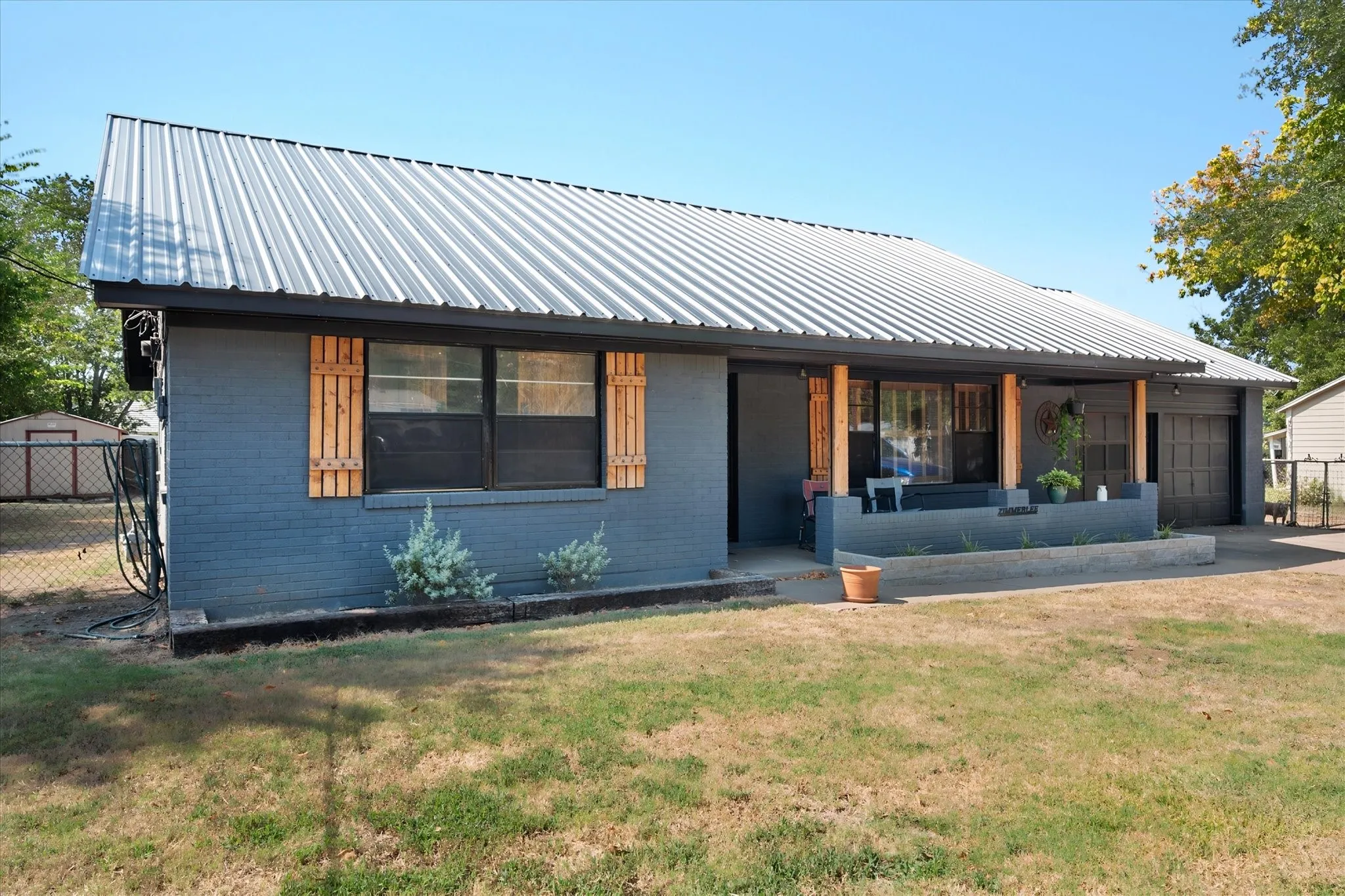Single Family Residence For Sale in Freestone County , 427 E Bradley Street, Fairfield, Texas 75840, 2 Bedroom, 2 Bathroom, 2 Garage spaces, 1,476 Sqft, built in 1960, mls#21371525, Real Estate Agent in Fairfield, Homes For Sale in Freestone county, Homes For Sale in Fairfield, Realtor in Fairfield Texas, Real Estate Brokerage Independent Realty Texas, Luminita Cordes Realtor