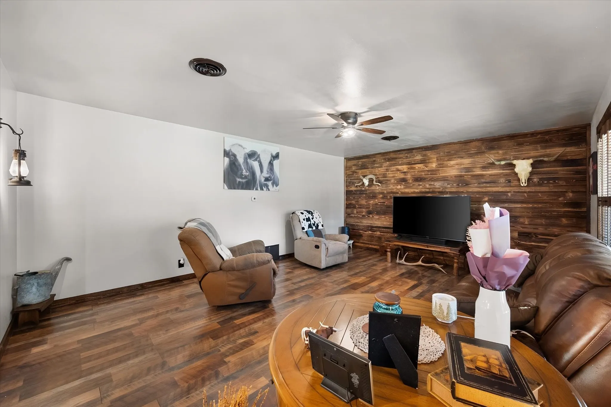 Single Family Residence For Sale in Freestone County , 427 E Bradley Street, Fairfield, Texas 75840, 2 Bedroom, 2 Bathroom, 2 Garage spaces, 1,476 Sqft, built in 1960, mls#21371525, Real Estate Agent in Fairfield, Homes For Sale in Freestone county, Homes For Sale in Fairfield, Realtor in Fairfield Texas, Real Estate Brokerage Independent Realty Texas, Luminita Cordes Realtor