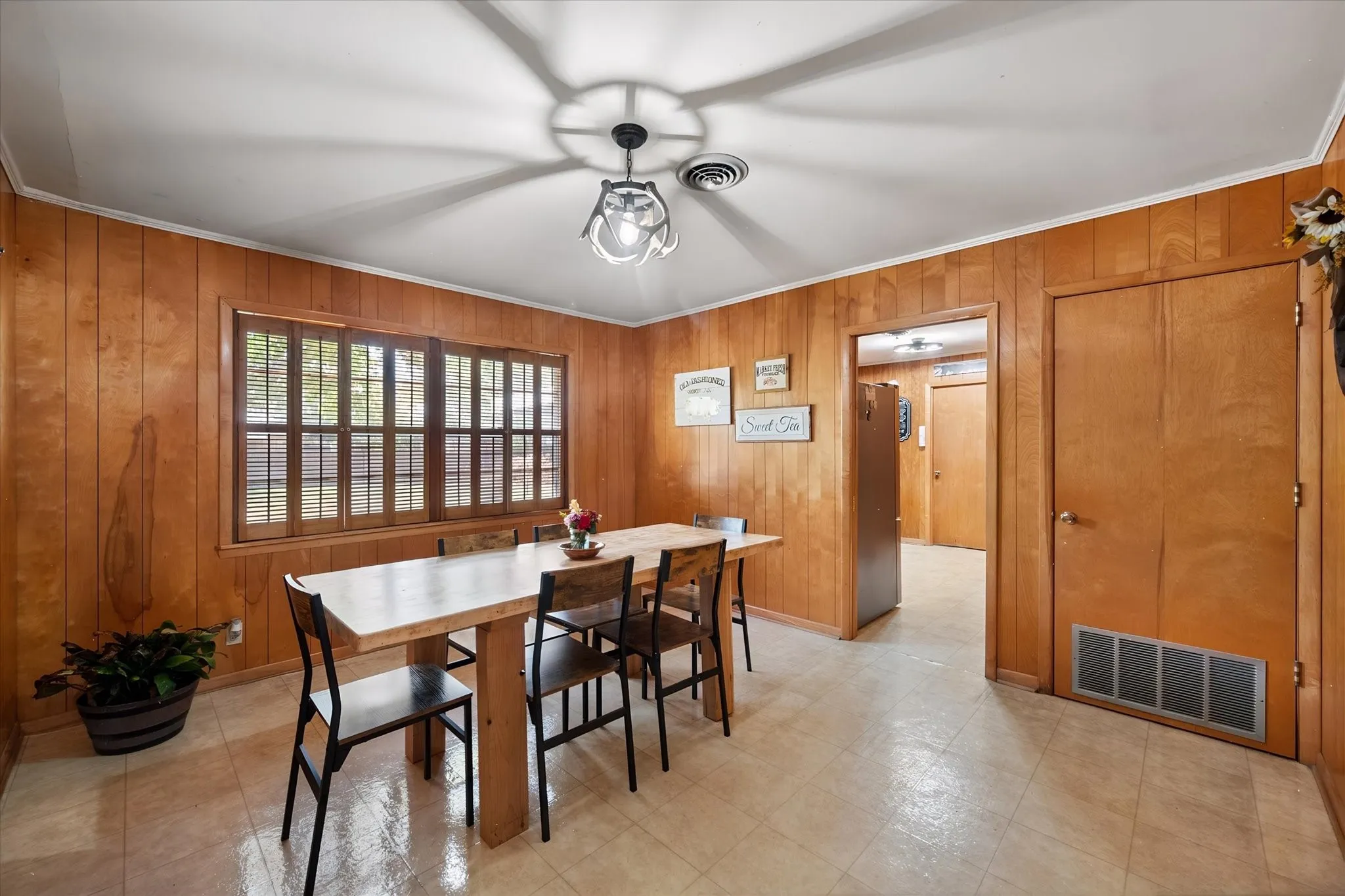 Single Family Residence For Sale in Freestone County , 427 E Bradley Street, Fairfield, Texas 75840, 2 Bedroom, 2 Bathroom, 2 Garage spaces, 1,476 Sqft, built in 1960, mls#21371525, Real Estate Agent in Fairfield, Homes For Sale in Freestone county, Homes For Sale in Fairfield, Realtor in Fairfield Texas, Real Estate Brokerage Independent Realty Texas, Luminita Cordes Realtor