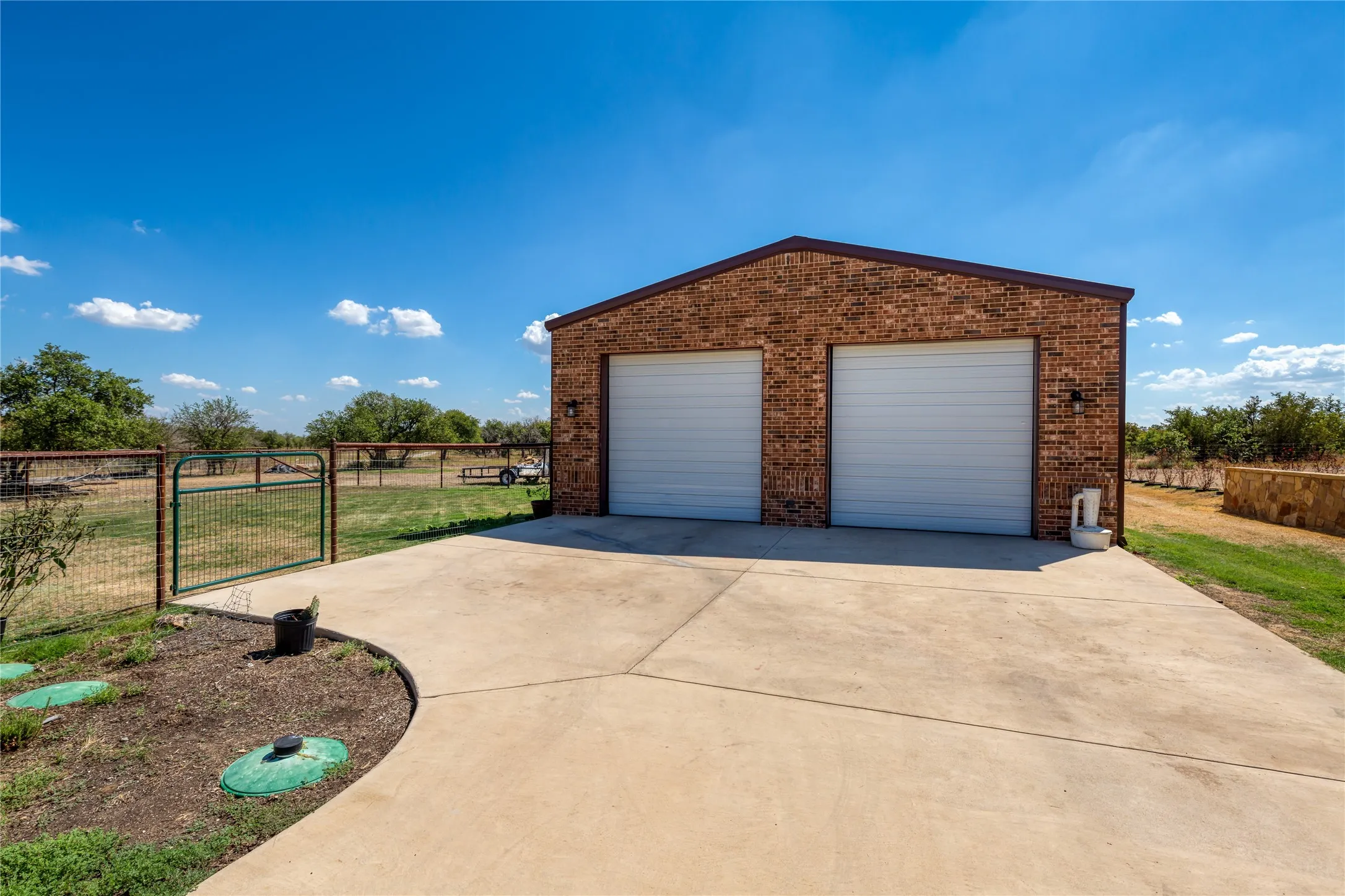 Single Family Residence For Sale in Parker County , 3841 J E Woody Road, Springtown, Texas 76082, 4 Bedroom, 3 Bathroom, 4 Garage spaces, 2,628 Sqft, built in 2019, mls#21377978, Real Estate Agent in Springtown, Homes For Sale in Parker county, Homes For Sale in Springtown, Realtor in Springtown Texas, Real Estate Brokerage Independent Realty Texas, Luminita Cordes Realtor