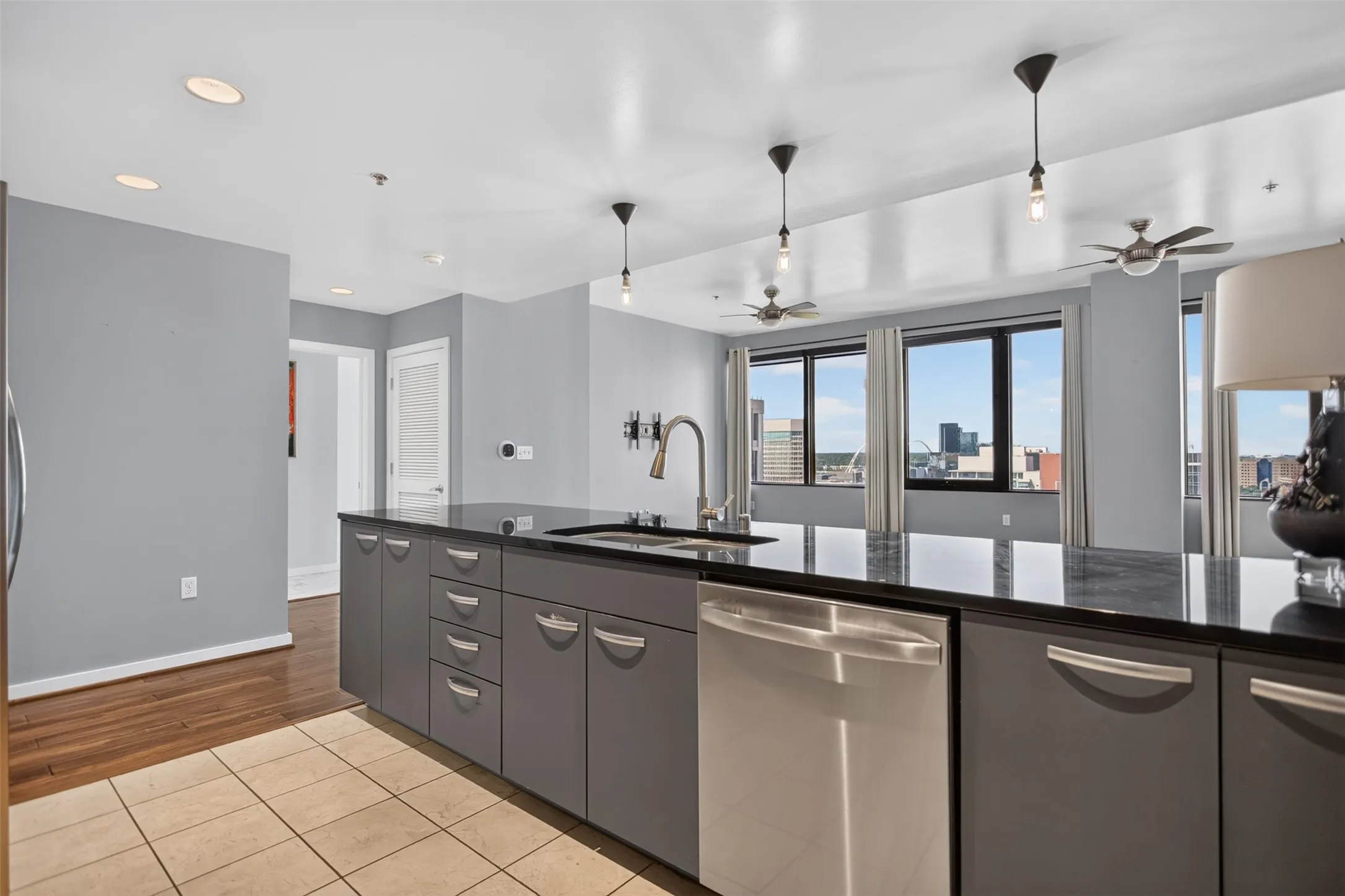 Condominium For Rent in Dallas County , 1200 Main Street 1506, Dallas, Texas 75202, 2 Bedroom, 2 Bathroom, 2 Garage spaces, 1,379 Sqft, built in 1974, mls#21376815, Real Estate Agent in Dallas, Homes For Rent in Dallas county, Homes For Rent in Dallas, Realtor in Dallas Texas, Real Estate Brokerage Independent Realty Texas, Luminita Cordes Realtor