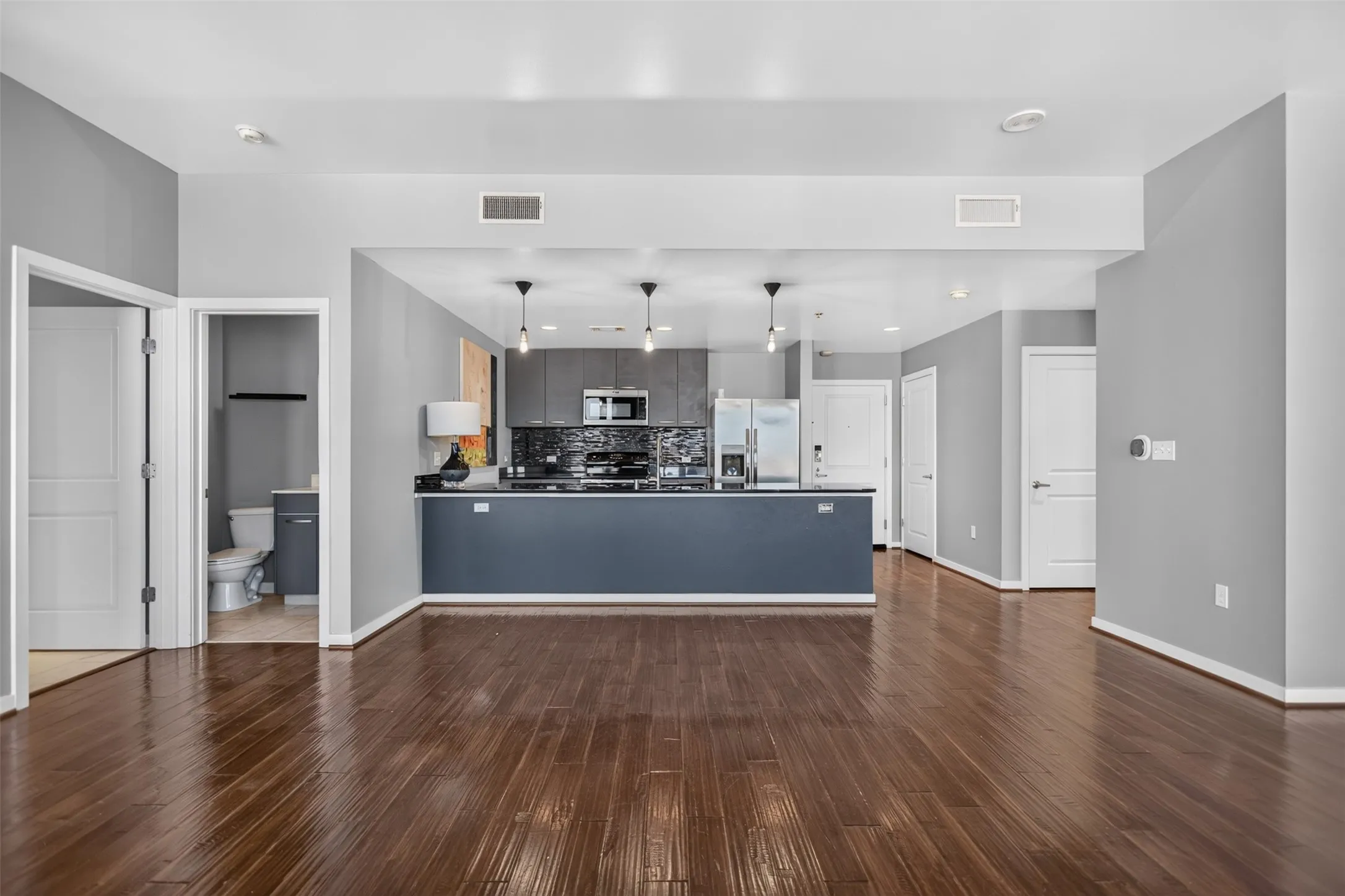 Condominium For Rent in Dallas County , 1200 Main Street 1506, Dallas, Texas 75202, 2 Bedroom, 2 Bathroom, 2 Garage spaces, 1,379 Sqft, built in 1974, mls#21376815, Real Estate Agent in Dallas, Homes For Rent in Dallas county, Homes For Rent in Dallas, Realtor in Dallas Texas, Real Estate Brokerage Independent Realty Texas, Luminita Cordes Realtor