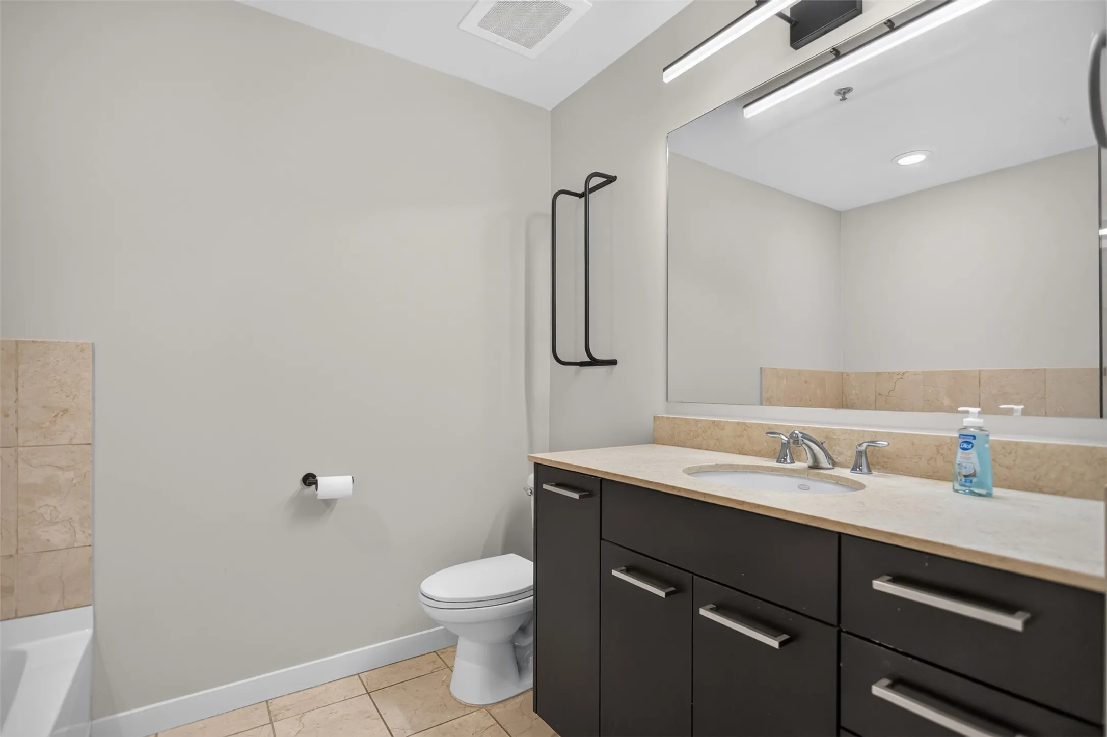 Condominium For Rent in Dallas County , 1200 Main Street 1506, Dallas, Texas 75202, 2 Bedroom, 2 Bathroom, 2 Garage spaces, 1,379 Sqft, built in 1974, mls#21376815, Real Estate Agent in Dallas, Homes For Rent in Dallas county, Homes For Rent in Dallas, Realtor in Dallas Texas, Real Estate Brokerage Independent Realty Texas, Luminita Cordes Realtor