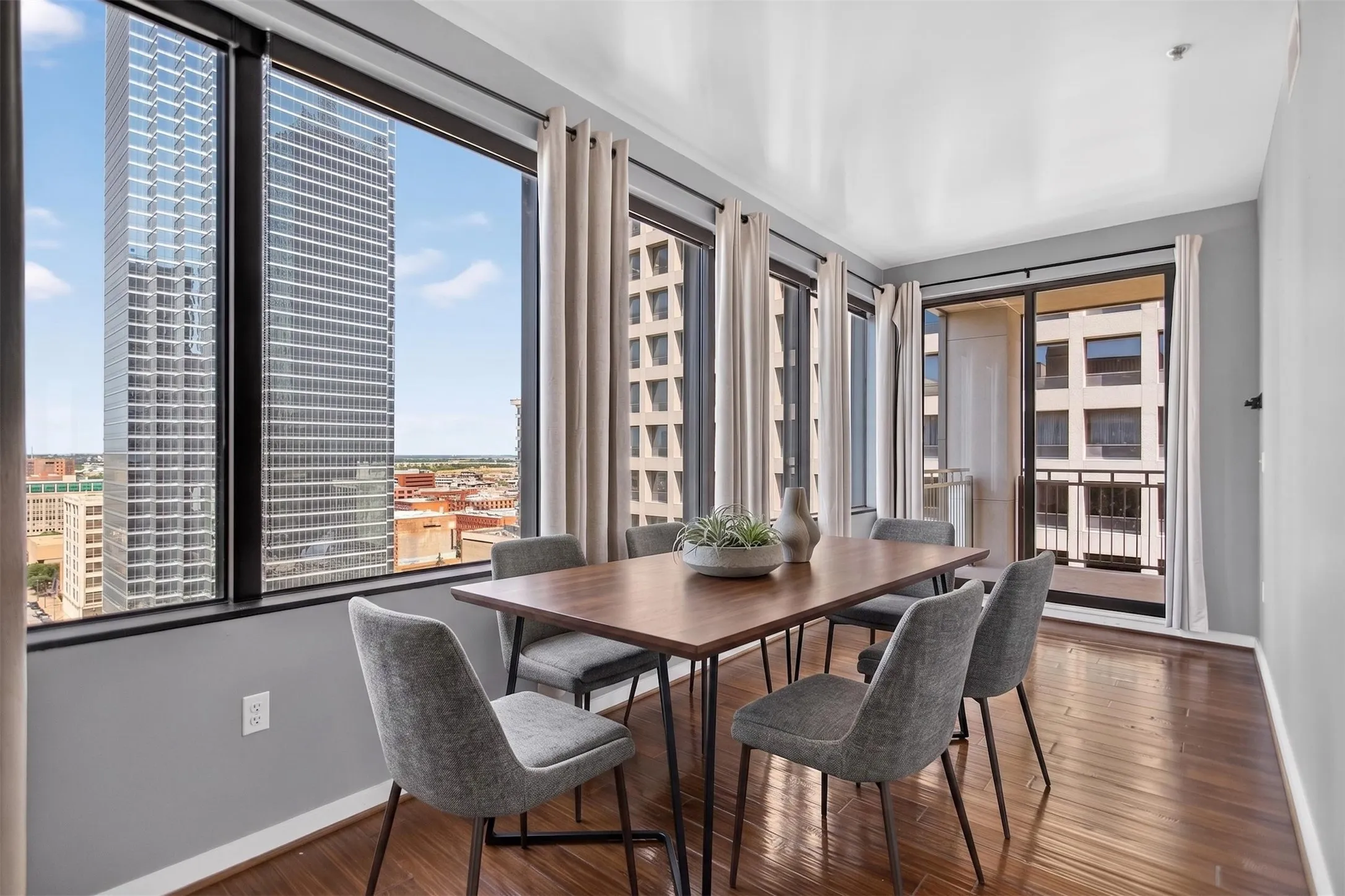 Condominium For Rent in Dallas County , 1200 Main Street 1506, Dallas, Texas 75202, 2 Bedroom, 2 Bathroom, 2 Garage spaces, 1,379 Sqft, built in 1974, mls#21376815, Real Estate Agent in Dallas, Homes For Rent in Dallas county, Homes For Rent in Dallas, Realtor in Dallas Texas, Real Estate Brokerage Independent Realty Texas, Luminita Cordes Realtor