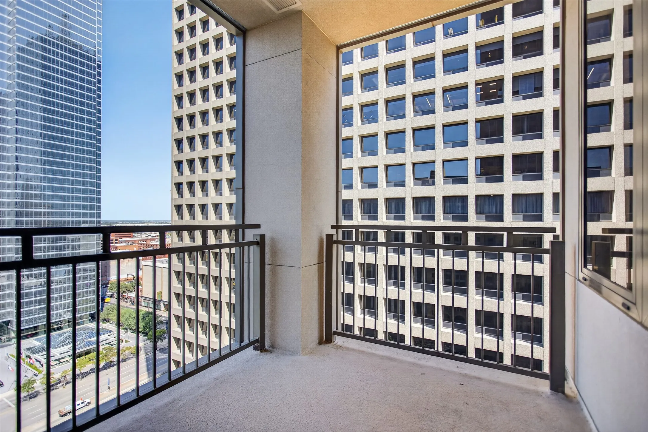 Condominium For Rent in Dallas County , 1200 Main Street 1506, Dallas, Texas 75202, 2 Bedroom, 2 Bathroom, 2 Garage spaces, 1,379 Sqft, built in 1974, mls#21376815, Real Estate Agent in Dallas, Homes For Rent in Dallas county, Homes For Rent in Dallas, Realtor in Dallas Texas, Real Estate Brokerage Independent Realty Texas, Luminita Cordes Realtor