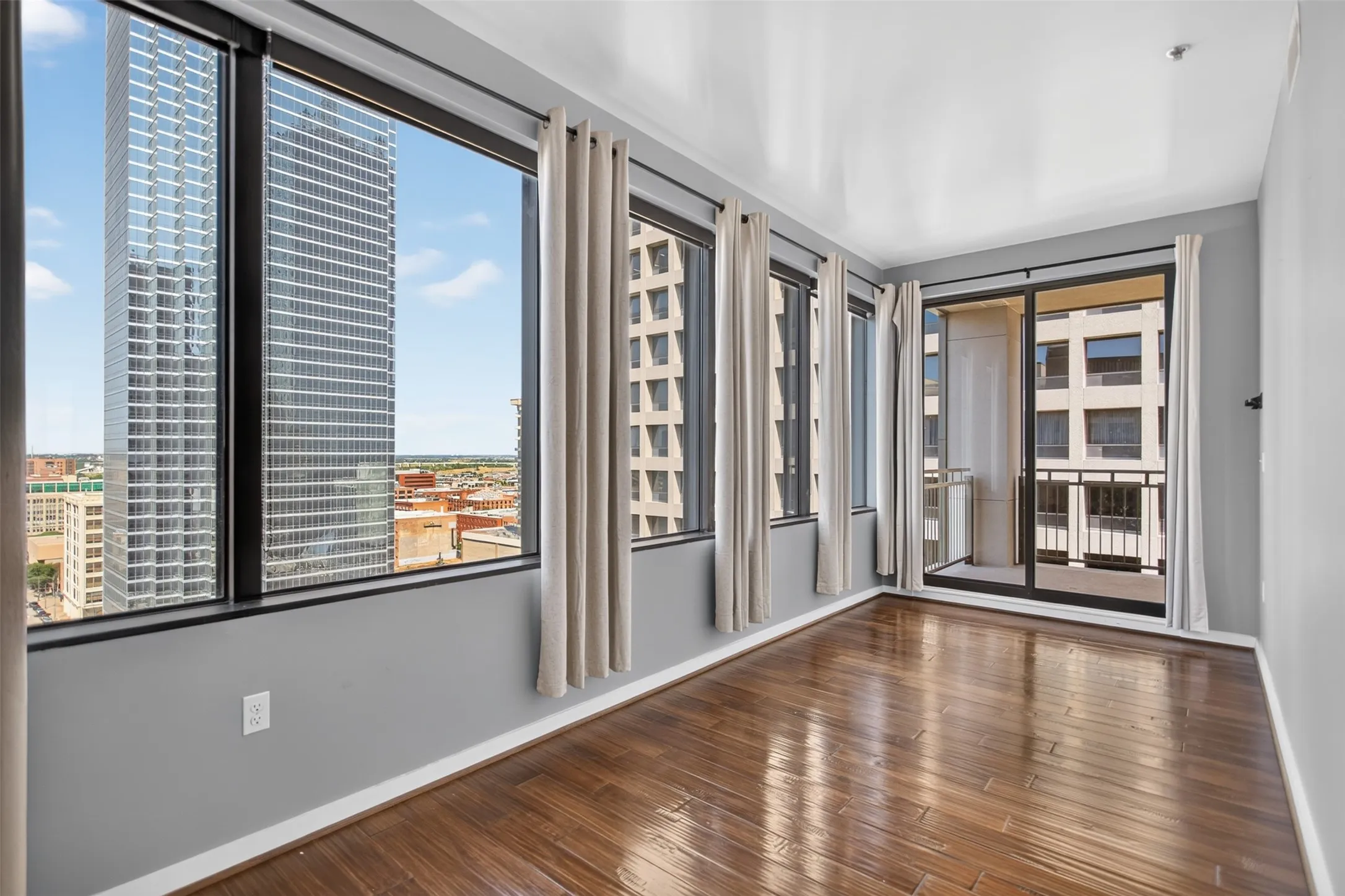 Condominium For Rent in Dallas County , 1200 Main Street 1506, Dallas, Texas 75202, 2 Bedroom, 2 Bathroom, 2 Garage spaces, 1,379 Sqft, built in 1974, mls#21376815, Real Estate Agent in Dallas, Homes For Rent in Dallas county, Homes For Rent in Dallas, Realtor in Dallas Texas, Real Estate Brokerage Independent Realty Texas, Luminita Cordes Realtor