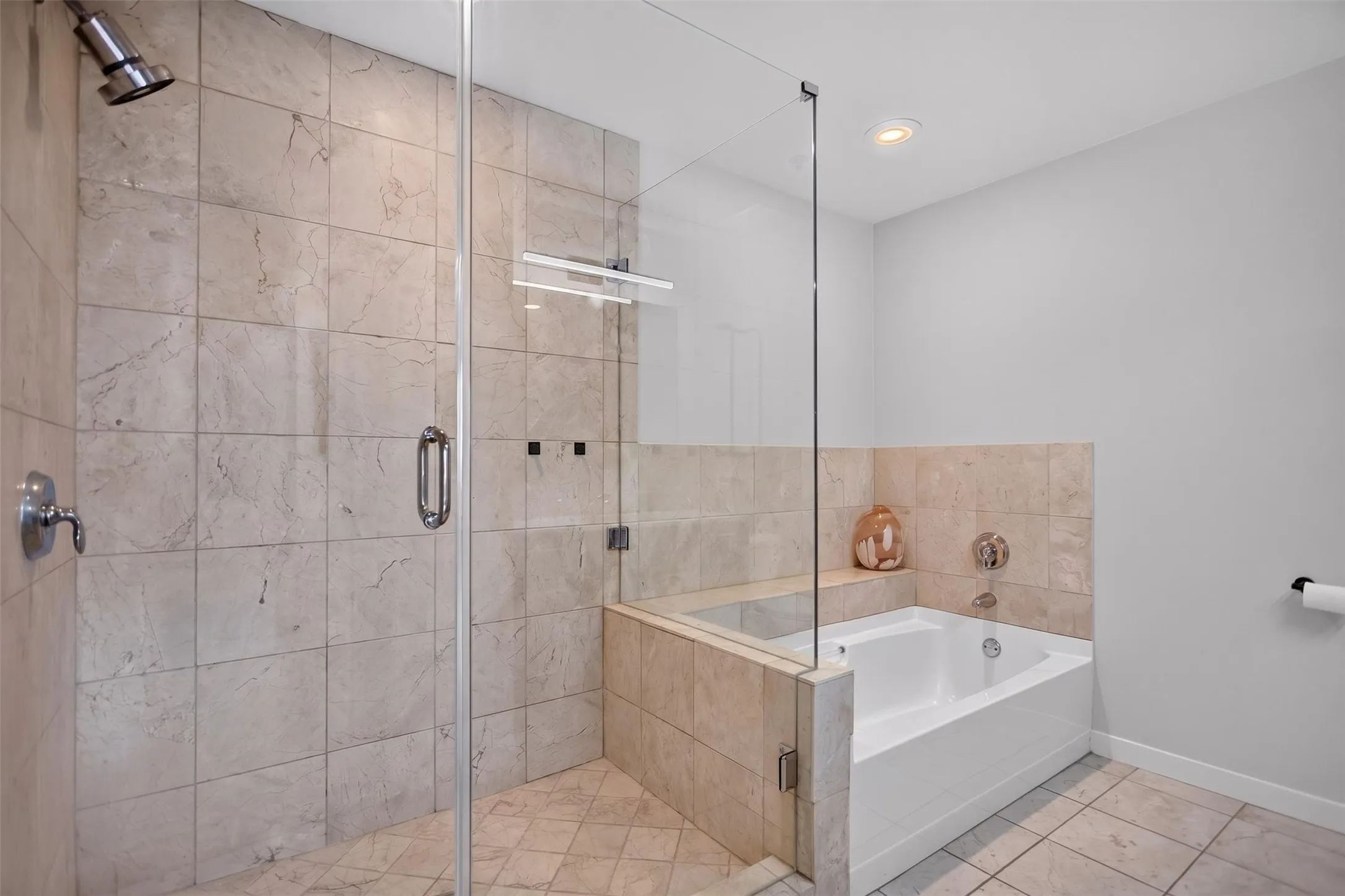 Condominium For Rent in Dallas County , 1200 Main Street 1506, Dallas, Texas 75202, 2 Bedroom, 2 Bathroom, 2 Garage spaces, 1,379 Sqft, built in 1974, mls#21376815, Real Estate Agent in Dallas, Homes For Rent in Dallas county, Homes For Rent in Dallas, Realtor in Dallas Texas, Real Estate Brokerage Independent Realty Texas, Luminita Cordes Realtor