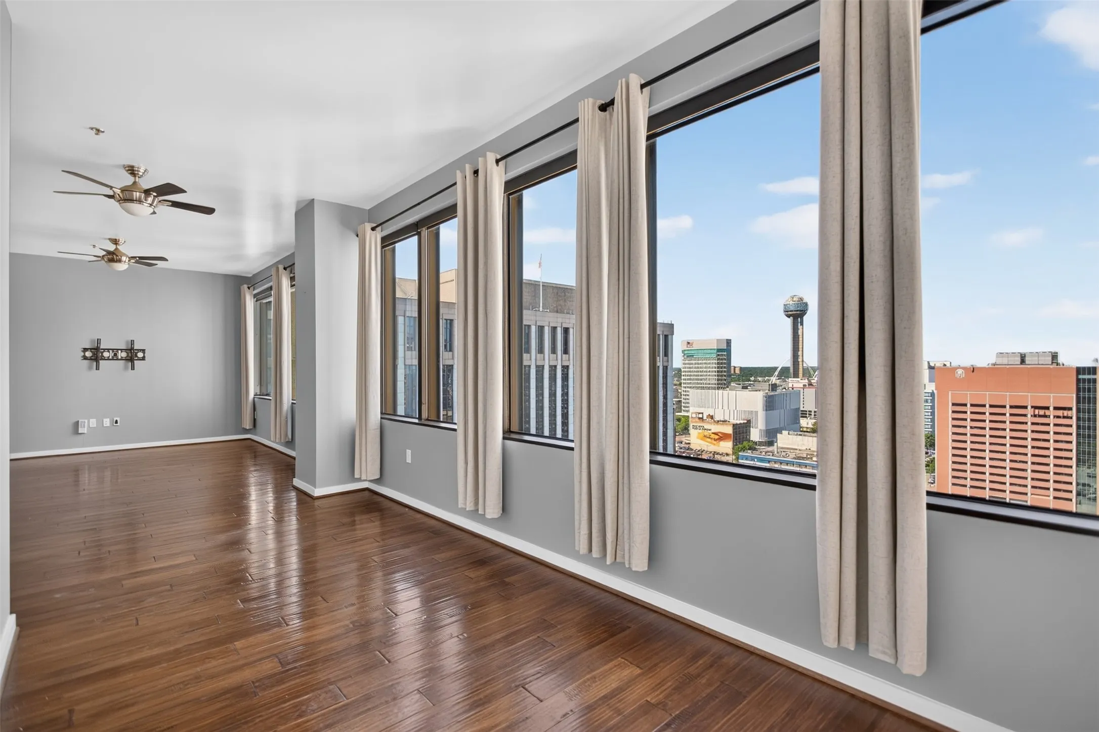 Condominium For Rent in Dallas County , 1200 Main Street 1506, Dallas, Texas 75202, 2 Bedroom, 2 Bathroom, 2 Garage spaces, 1,379 Sqft, built in 1974, mls#21376815, Real Estate Agent in Dallas, Homes For Rent in Dallas county, Homes For Rent in Dallas, Realtor in Dallas Texas, Real Estate Brokerage Independent Realty Texas, Luminita Cordes Realtor