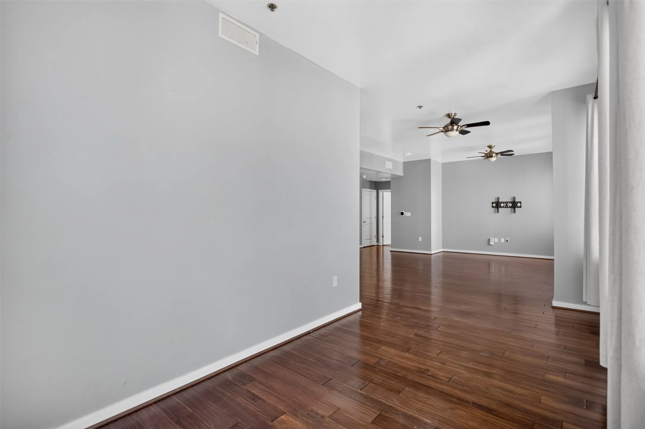Condominium For Rent in Dallas County , 1200 Main Street 1506, Dallas, Texas 75202, 2 Bedroom, 2 Bathroom, 2 Garage spaces, 1,379 Sqft, built in 1974, mls#21376815, Real Estate Agent in Dallas, Homes For Rent in Dallas county, Homes For Rent in Dallas, Realtor in Dallas Texas, Real Estate Brokerage Independent Realty Texas, Luminita Cordes Realtor