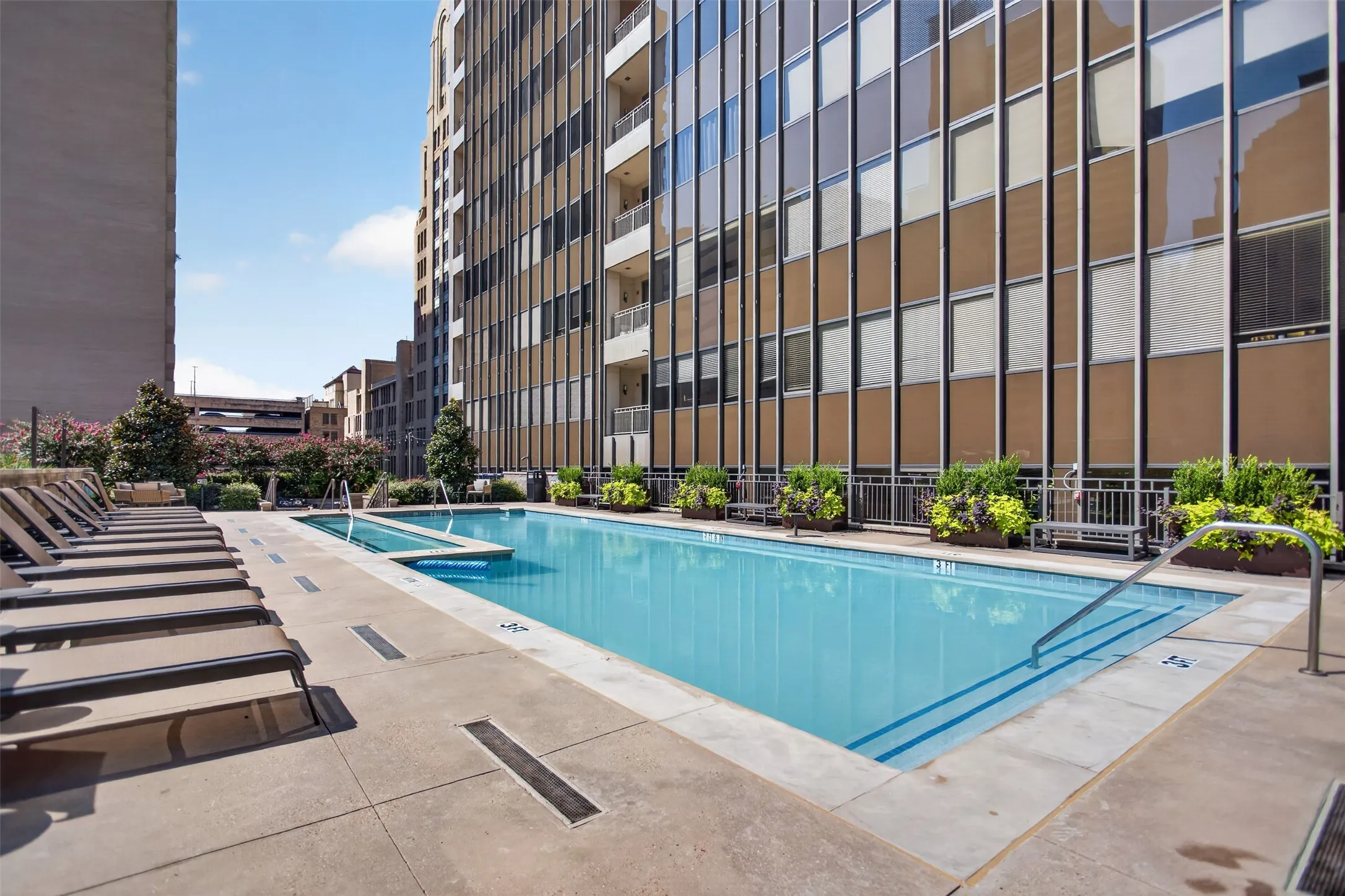 Condominium For Rent in Dallas County , 1200 Main Street 1506, Dallas, Texas 75202, 2 Bedroom, 2 Bathroom, 2 Garage spaces, 1,379 Sqft, built in 1974, mls#21376815, Real Estate Agent in Dallas, Homes For Rent in Dallas county, Homes For Rent in Dallas, Realtor in Dallas Texas, Real Estate Brokerage Independent Realty Texas, Luminita Cordes Realtor