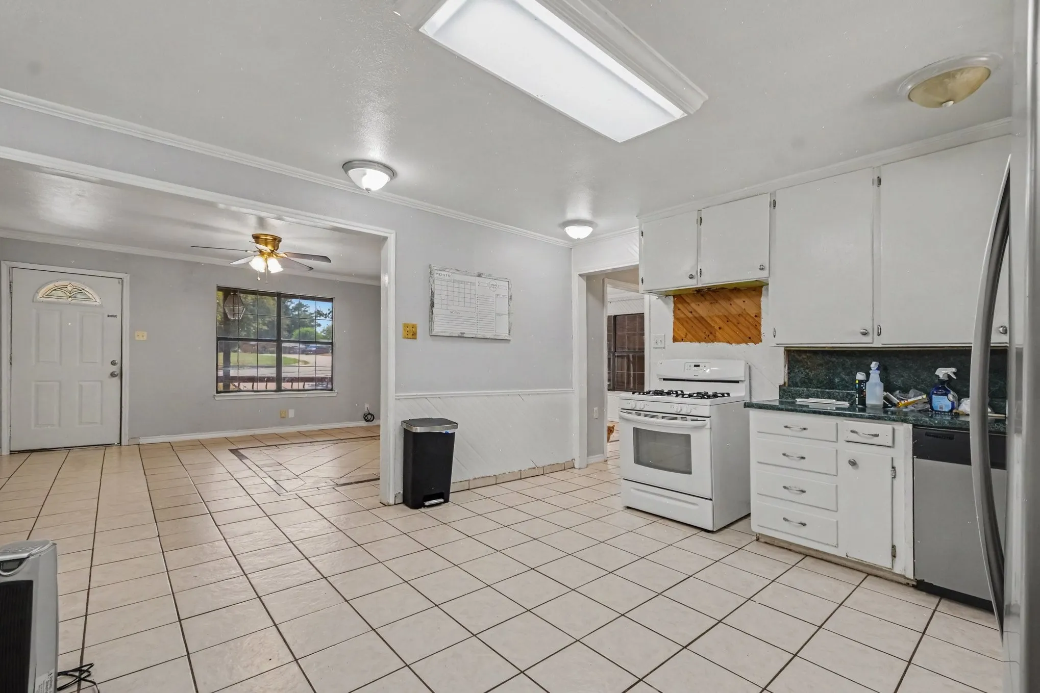 Single Family Residence For Sale in Grayson County , 145 N Imperial Drive, Denison, Texas 75020, 3 Bedroom, 2 Bathroom, Garage spaces, 1,651 Sqft, built in 1962, mls#21378446, Real Estate Agent in Denison, Homes For Sale in Grayson county, Homes For Sale in Denison, Realtor in Denison Texas, Real Estate Brokerage Independent Realty Texas, Luminita Cordes Realtor
