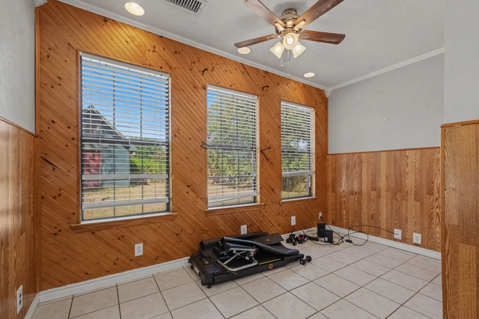 Single Family Residence For Sale in Grayson County , 145 N Imperial Drive, Denison, Texas 75020, 3 Bedroom, 2 Bathroom, Garage spaces, 1,651 Sqft, built in 1962, mls#21378446, Real Estate Agent in Denison, Homes For Sale in Grayson county, Homes For Sale in Denison, Realtor in Denison Texas, Real Estate Brokerage Independent Realty Texas, Luminita Cordes Realtor