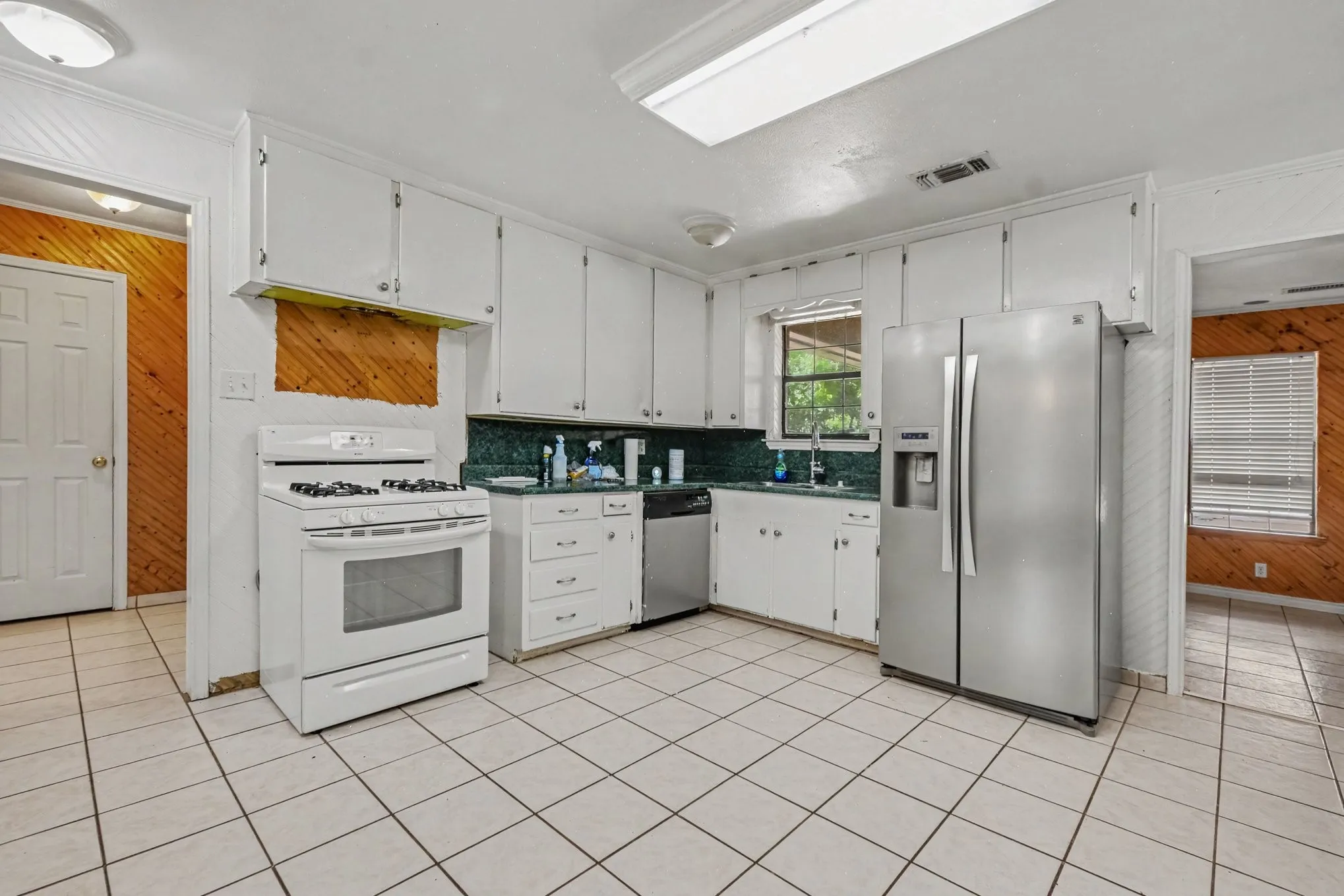 Single Family Residence For Sale in Grayson County , 145 N Imperial Drive, Denison, Texas 75020, 3 Bedroom, 2 Bathroom, Garage spaces, 1,651 Sqft, built in 1962, mls#21378446, Real Estate Agent in Denison, Homes For Sale in Grayson county, Homes For Sale in Denison, Realtor in Denison Texas, Real Estate Brokerage Independent Realty Texas, Luminita Cordes Realtor