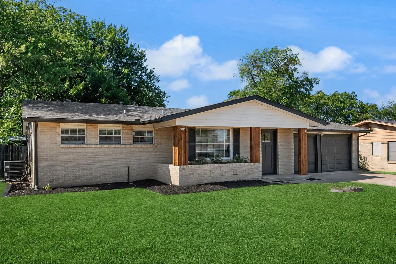 Single Family Residence For Sale in Dallas County , 934 Fairwood Drive, Dallas, Texas 75232, 3 Bedroom, 2 Bathroom, 2 Garage spaces, 1,414 Sqft, built in 1957, mls#21377034, Real Estate Agent in Dallas, Homes For Sale in Dallas county, Homes For Sale in Dallas, Realtor in Dallas Texas, Real Estate Brokerage Independent Realty Texas, Luminita Cordes Realtor
