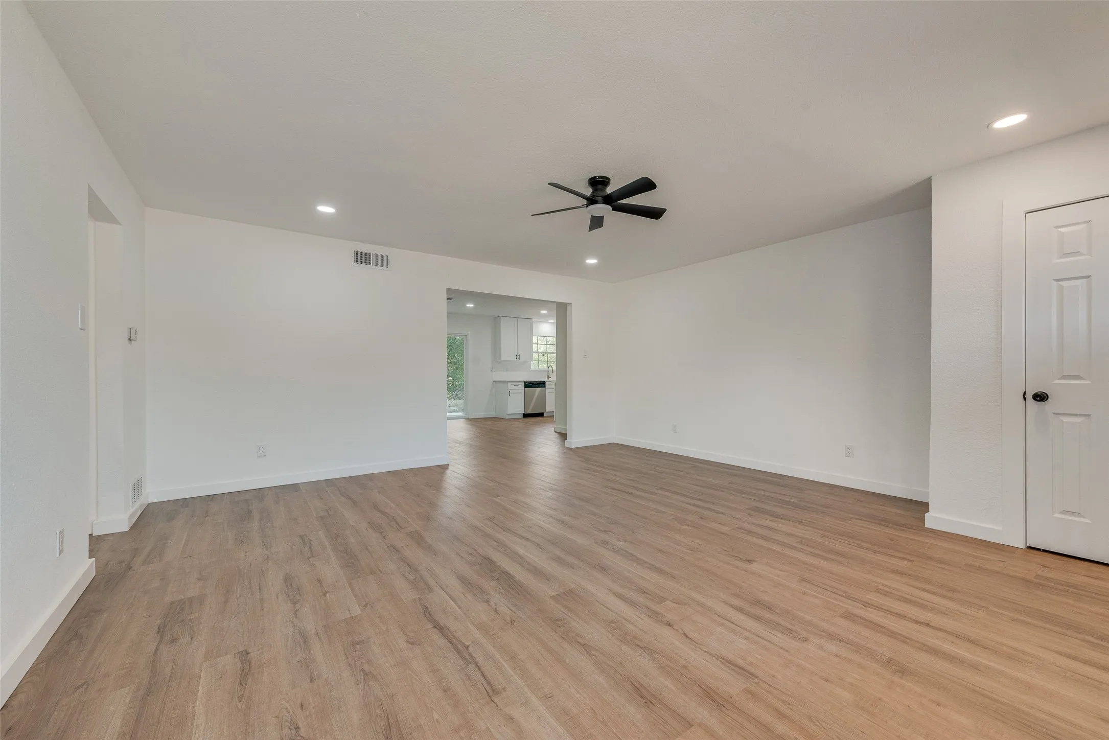 Single Family Residence For Sale in Dallas County , 934 Fairwood Drive, Dallas, Texas 75232, 3 Bedroom, 2 Bathroom, 2 Garage spaces, 1,414 Sqft, built in 1957, mls#21377034, Real Estate Agent in Dallas, Homes For Sale in Dallas county, Homes For Sale in Dallas, Realtor in Dallas Texas, Real Estate Brokerage Independent Realty Texas, Luminita Cordes Realtor
