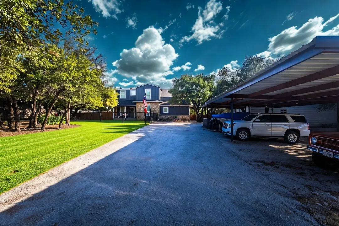 Ideal Location Close to local Restaurants & Marina