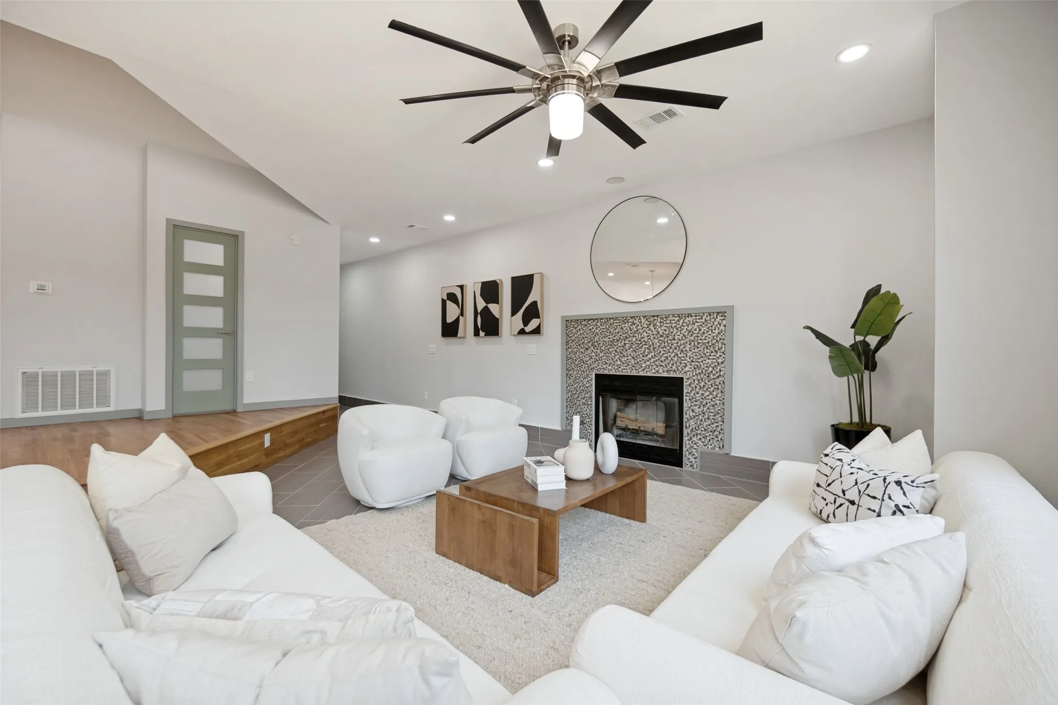 Single Family Residence For Sale in Dallas County , 515 Aqua Drive, Dallas, Texas 75218, 5 Bedroom, 6 Bathroom, 2 Garage spaces, 4,506 Sqft, built in 1951, mls#21352254, Real Estate Agent in Dallas, Homes For Sale in Dallas county, Homes For Sale in Dallas, Realtor in Dallas Texas, Real Estate Brokerage Independent Realty Texas, Luminita Cordes Realtor